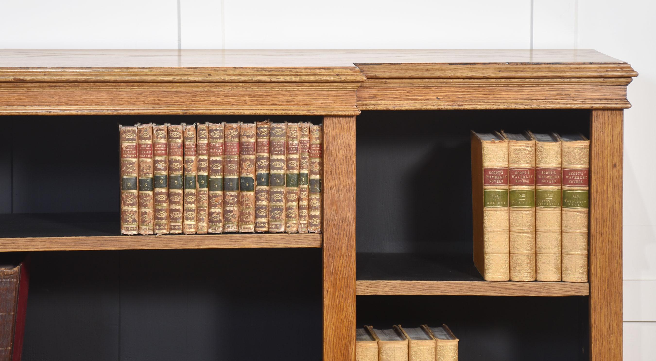 Britannico Libreria a giorno breakfront in Oak in vendita
