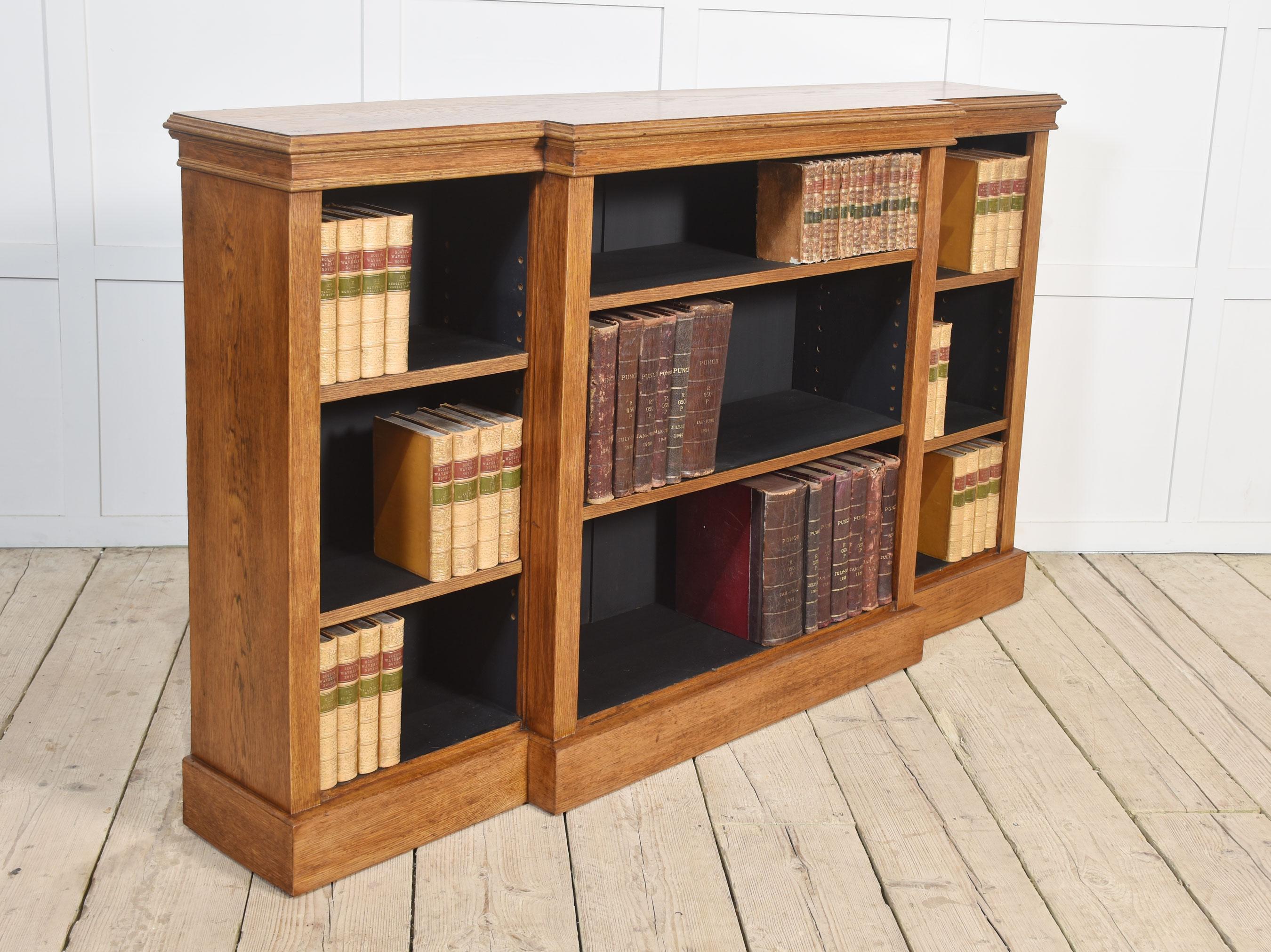 XX secolo Libreria a giorno breakfront in Oak in vendita
