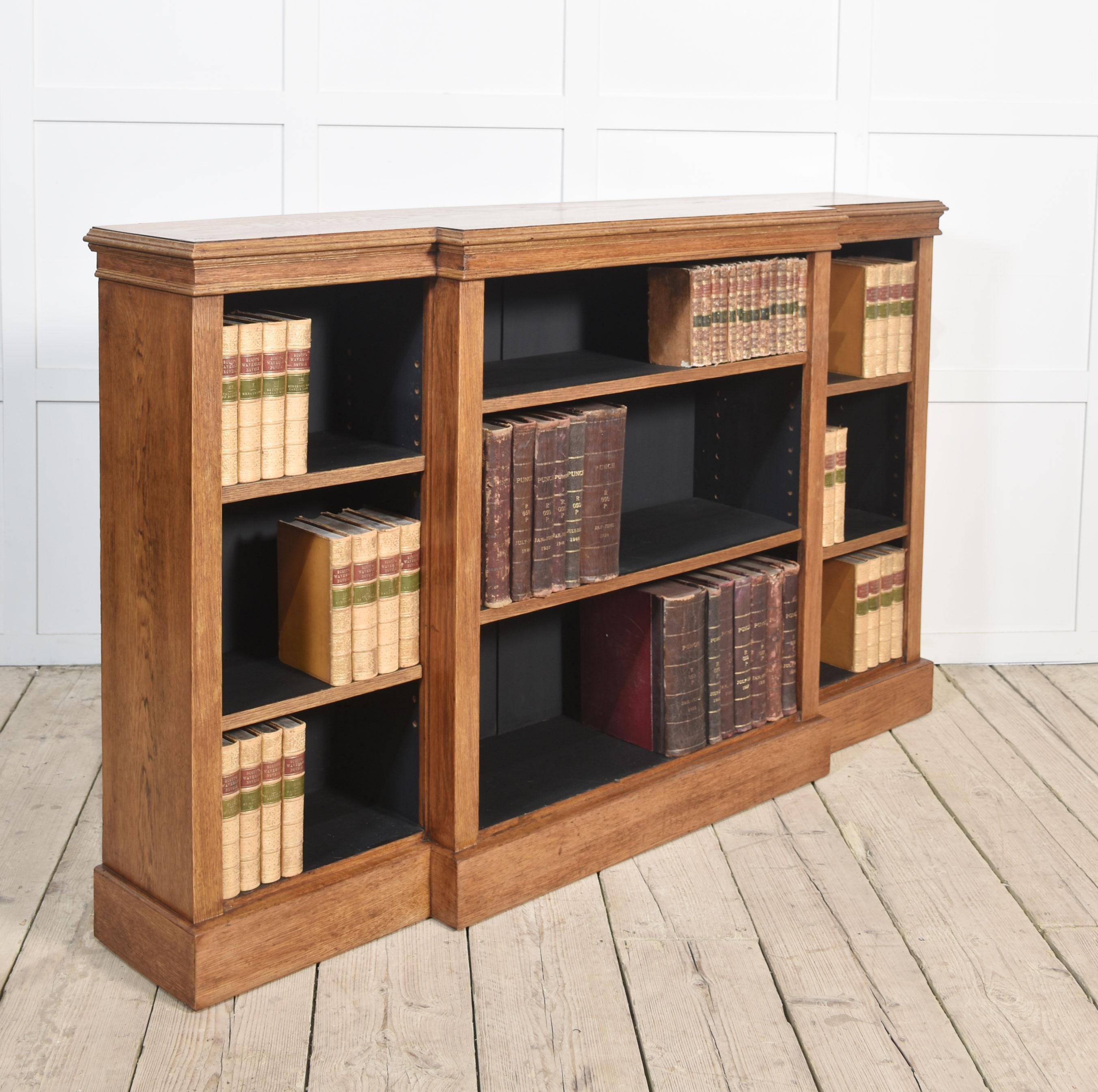 Libreria a giorno breakfront in Oak in vendita 1