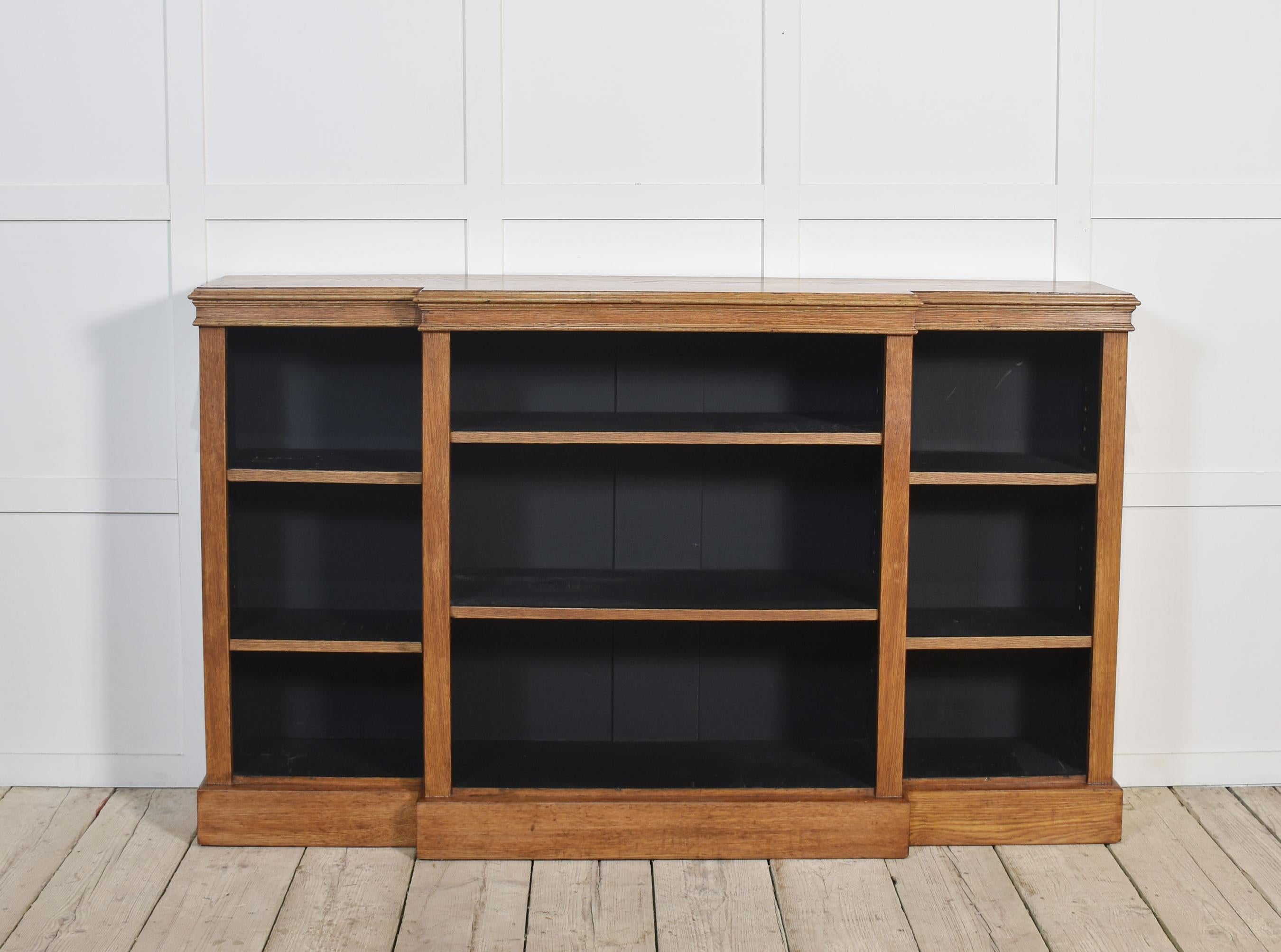 Libreria a giorno breakfront in Oak in vendita 2