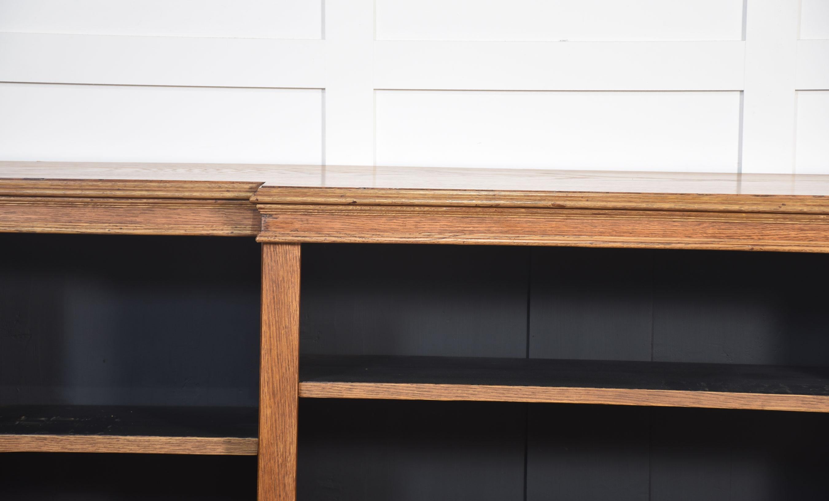 Libreria a giorno breakfront in Oak in vendita 3