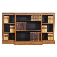 Librería abierta con frente de roble