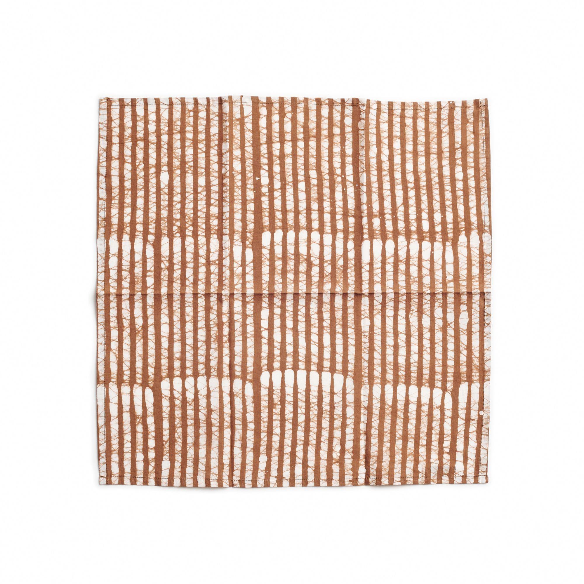 La serviette de table Oak Brown est une serviette artisanale unique et moderne. Créée de manière artistique et éthique par des artisans en Inde selon la technique d'impression au bloc de cire, en utilisant uniquement des teintures naturelles pures.