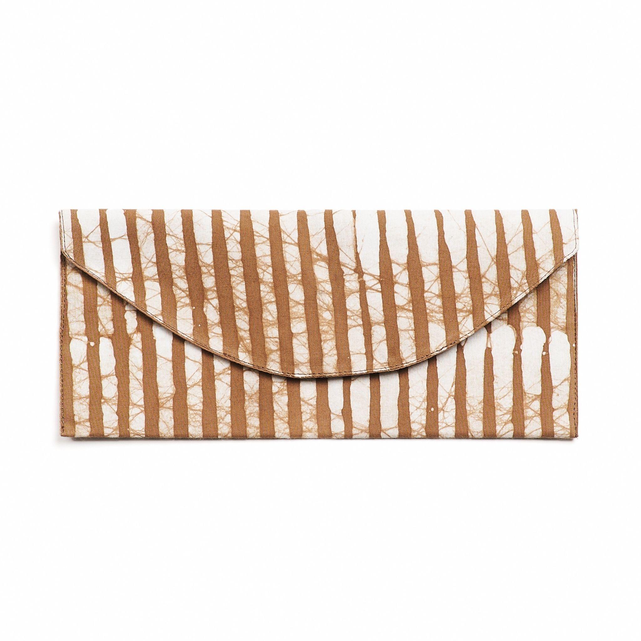 Les bonnes choses viennent dans de petits paquets et c'est le cas de la pochette Oak Brown stripes, une pochette zéro déchet fabriquée en pur coton.

Une relation et une collaboration de longue date avec les maîtres de la teinture Shibori en Inde,