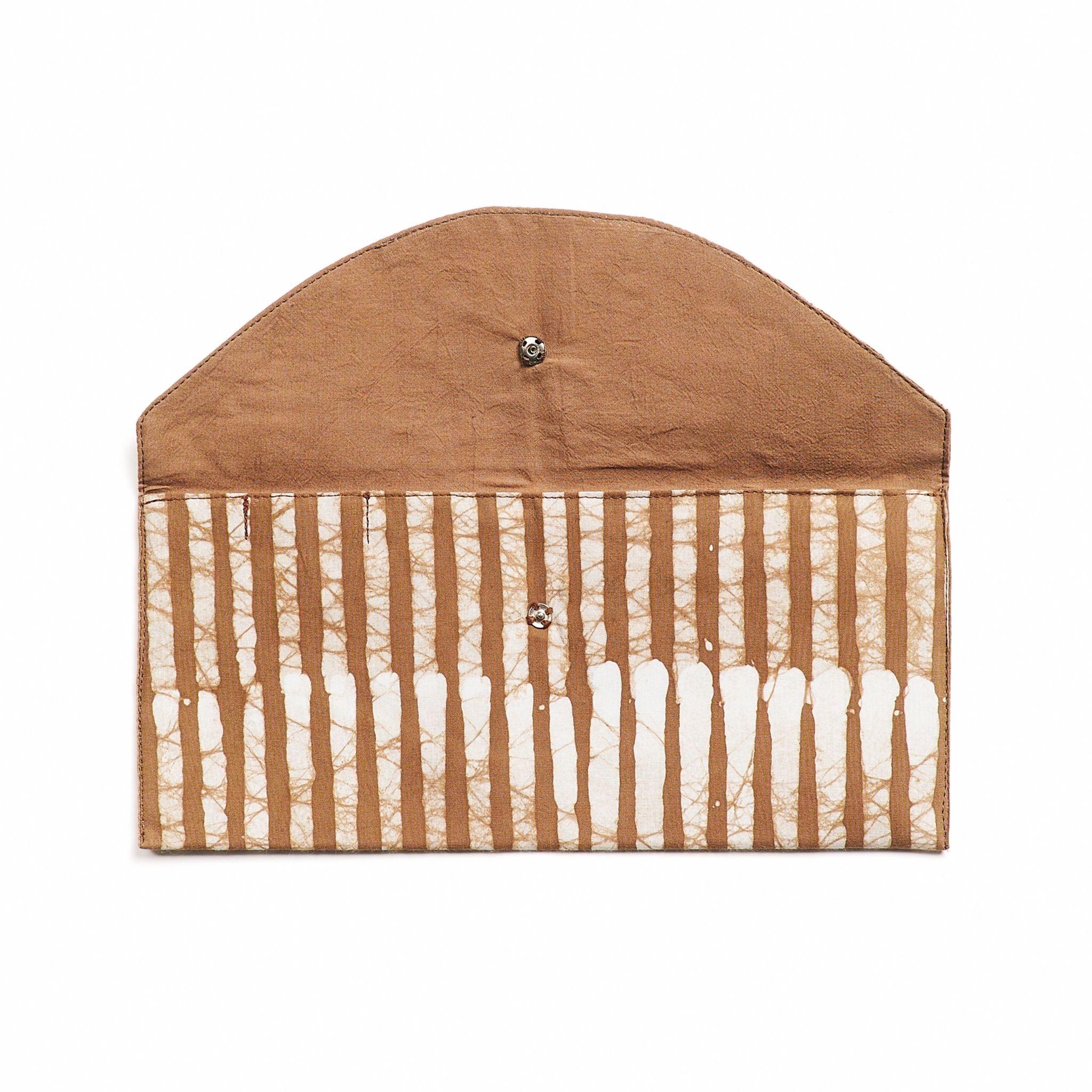 Beige Oak Brown Stripes Wax Block Printed Modern Artisanal Envelope Pouch (pochette d'enveloppe) en vente