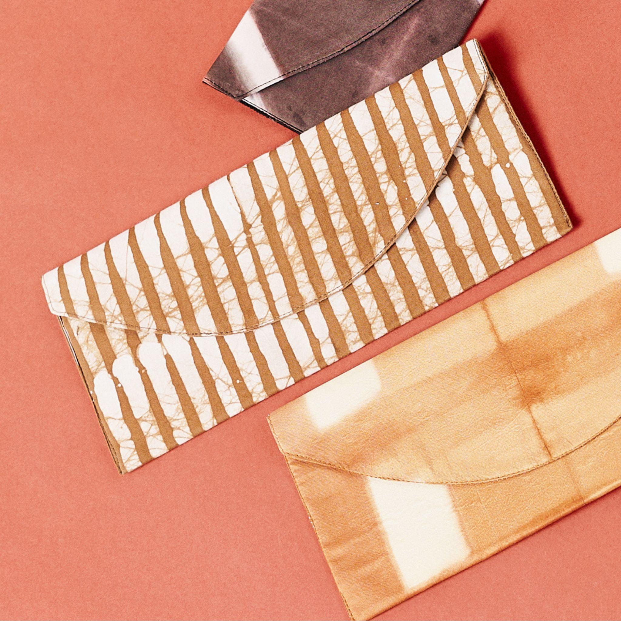 Oak Brown Stripes Wax Block Printed Modern Artisanal Envelope Pouch (pochette d'enveloppe) en vente 1