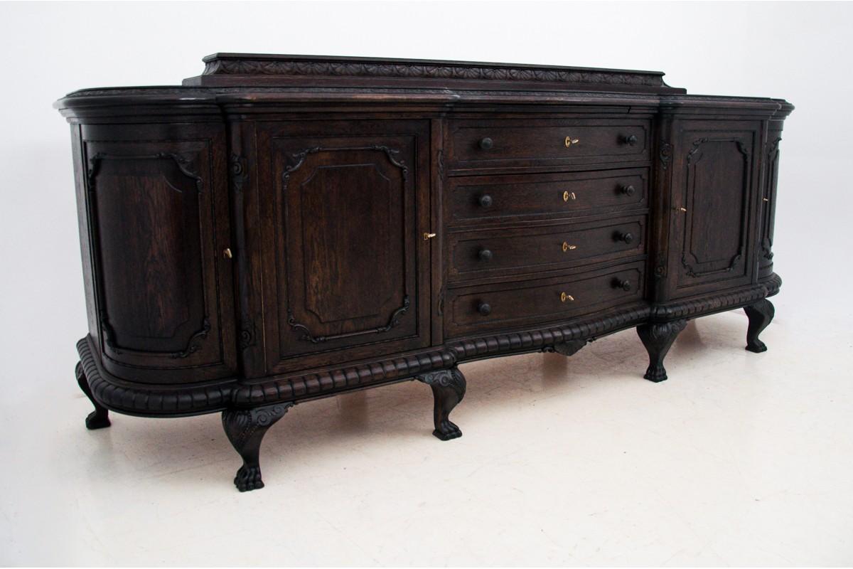 Oak buffet / chest of drawers, Germany, circa 1920.

Very good condition, after professional renovation.

Wood: Oak

Dimensions: Height 121 cm / width 300 cm / depth 64 cm.
