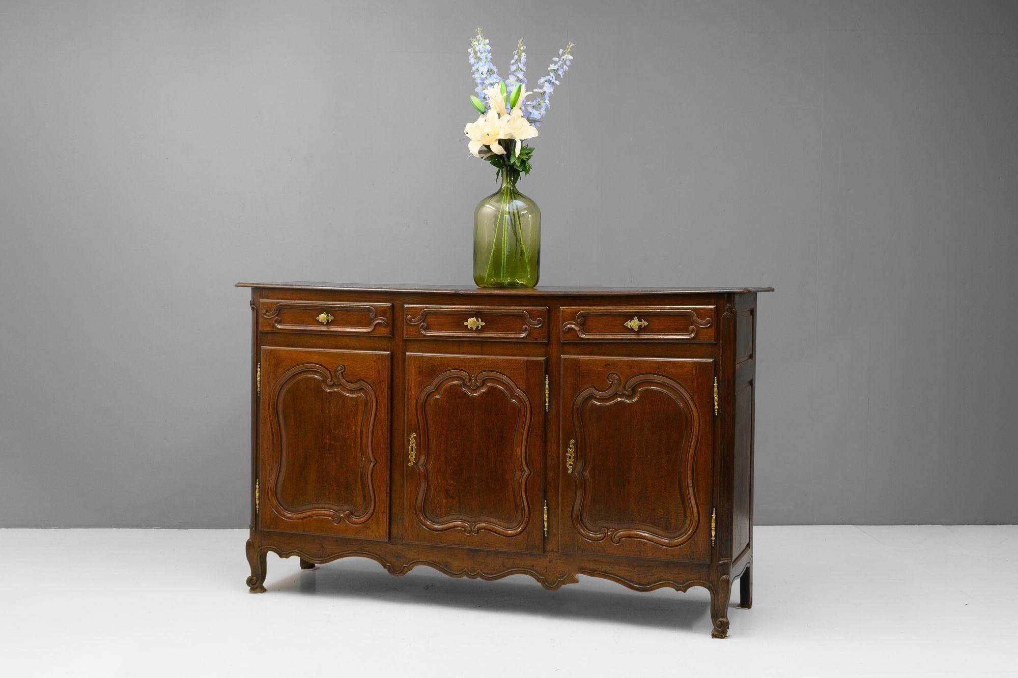 Grande buffet francese a 3 ante in Oak Oak su gambe cabriole. Circa 1880
H. H. 121cm x L. 199cm x P. 54cm