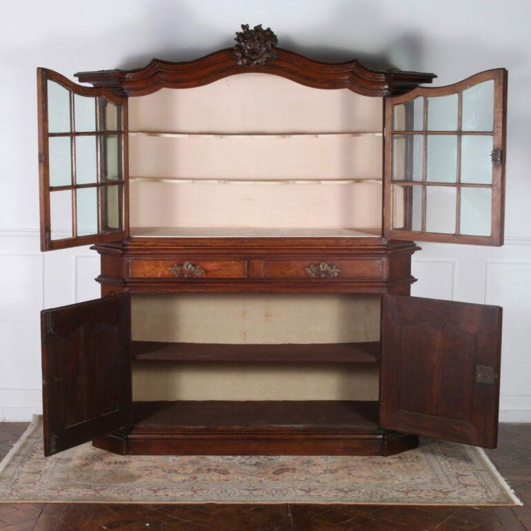 Oak Buffet Hutch with Elegant Carved Detail, Circa 1850 In Good Condition For Sale In Vancouver, British Columbia