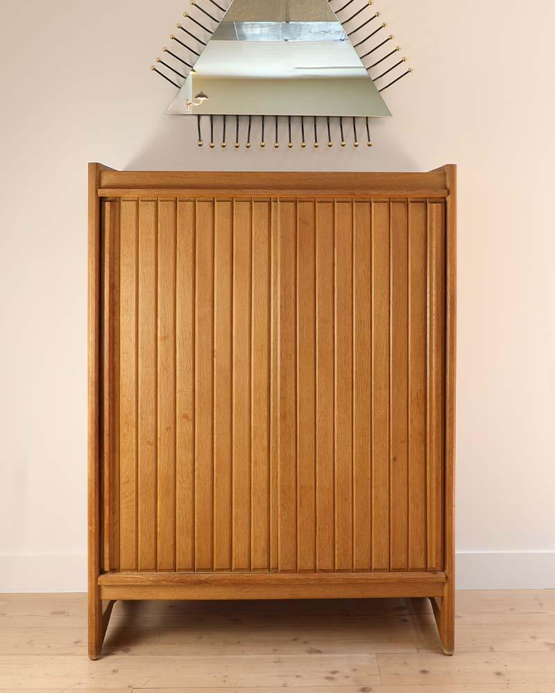Armadio scultoreo in Oak del duo francese Guillerme et Chambron, anni '60 circa. Questo pezzo cattura lo spirito del design francese del dopoguerra: funzionale, caldo e pieno di carattere. Una soluzione di archiviazione di spicco con una forte