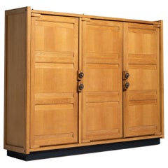 Armoire en chêne de Guillerme et Chambron