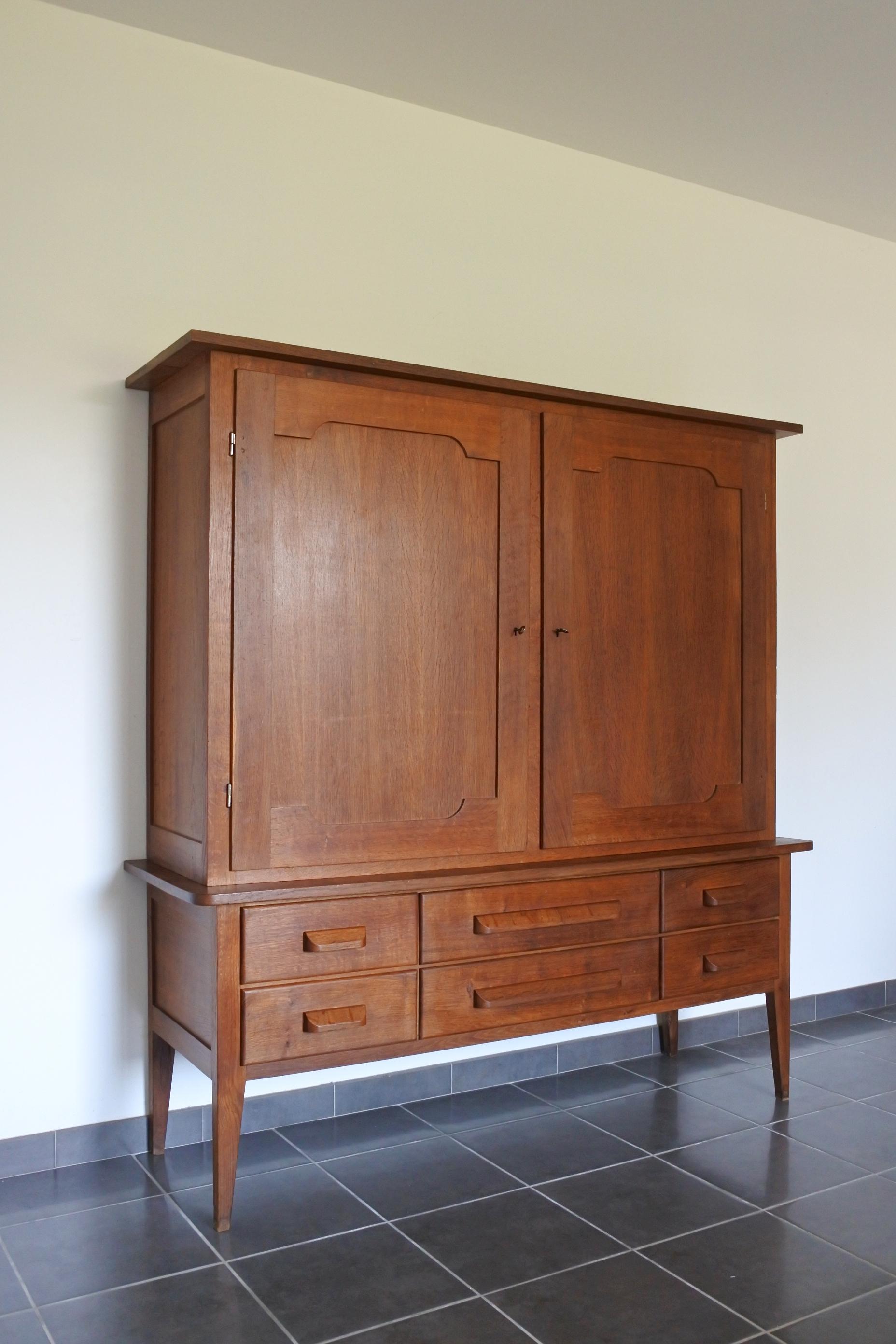 Rare cabinet du designer français René Gabriel.
Bois de chêne massif et placage de chêne.
L'armoire comporte 6 tiroirs sur la partie inférieure et 2 portes sur la partie supérieure avec des clés et des serrures fonctionnelles. 
vers