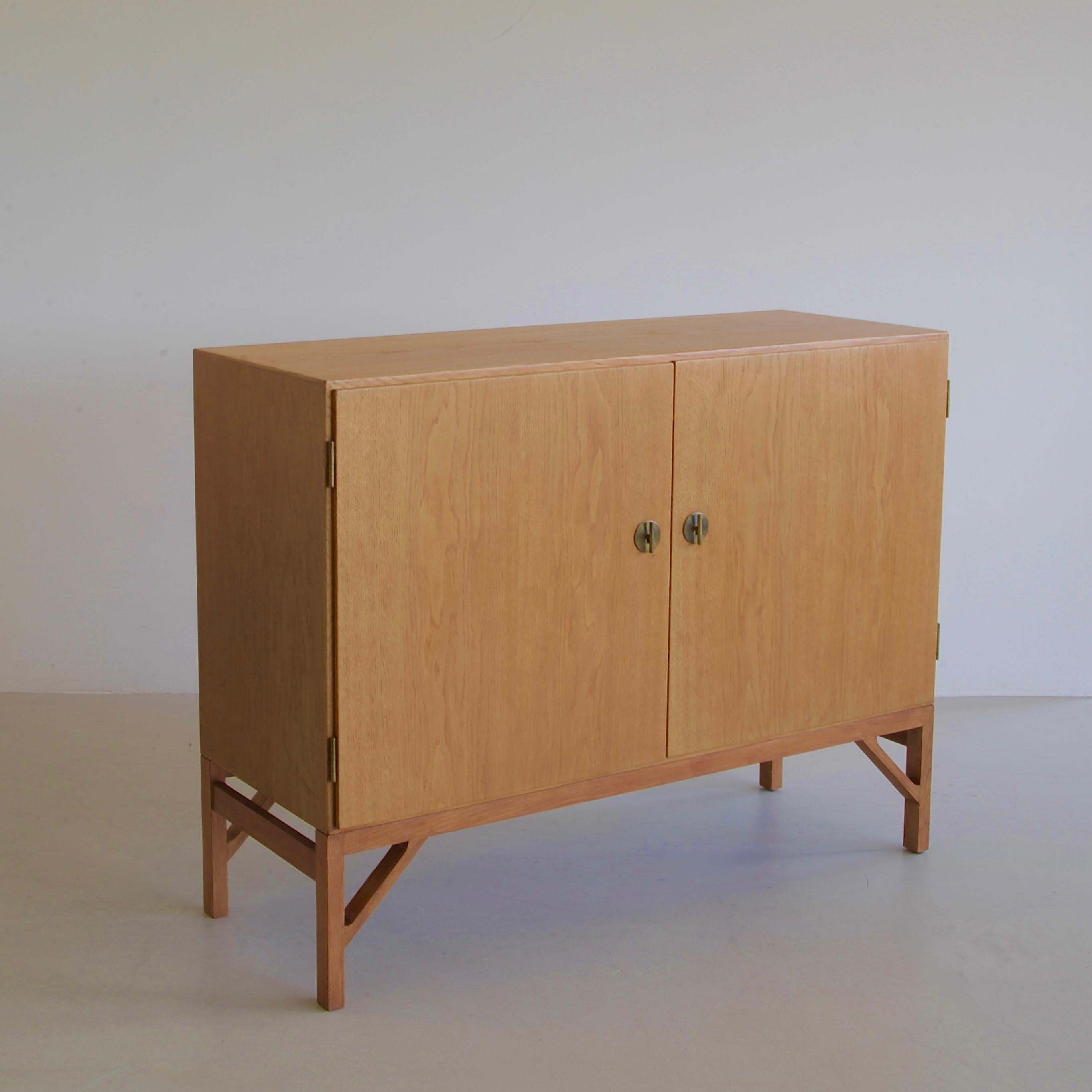Zweitüriger schrank von Børge Mogensen. Dänemark, FDB Møbler, 1960er Jahre

Schöner zweitüriger Eichenschrank 'China' Modell 232 mit voll verstellbaren Schubladen und zwei Einlegeböden. Es enthält die originalen Messingdetails und Schlüssel. Auf der