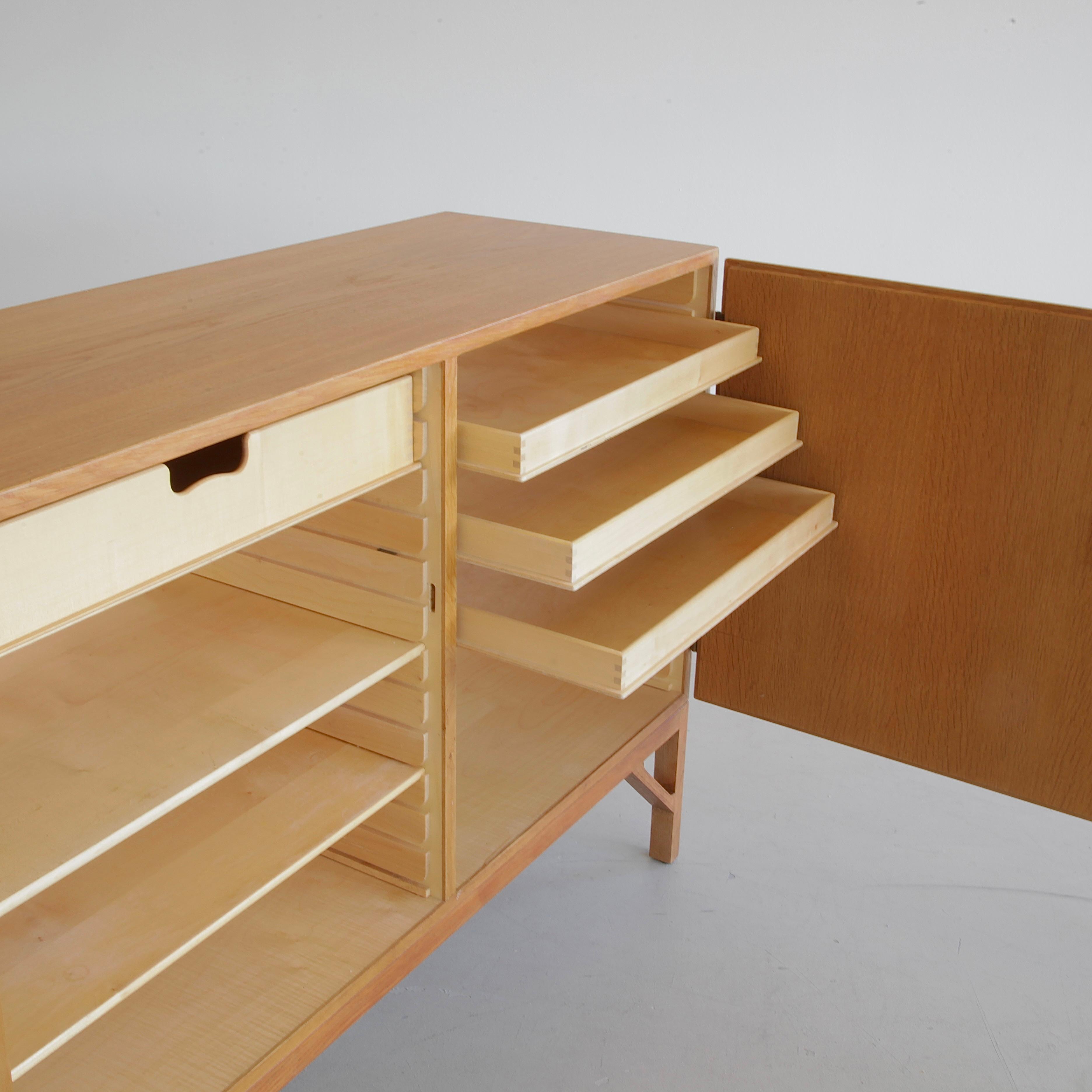 Eichenschrank entworfen von Børge Mogensen, FDB Møbler 1960er Jahre (Moderne der Mitte des Jahrhunderts) im Angebot