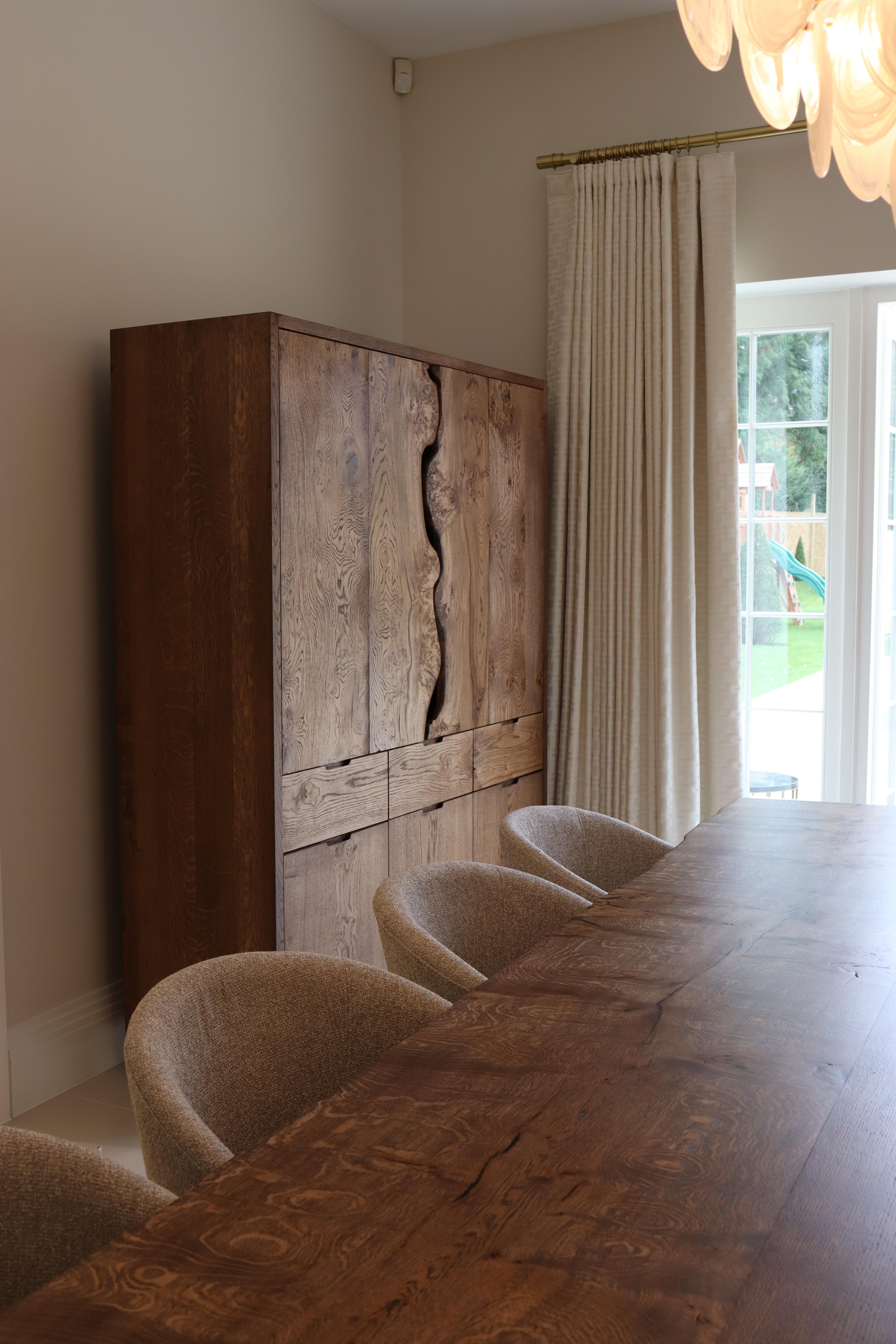 Guarda il video per una migliore rappresentazione del design.
Disponibile in tutte le varianti di legno e finitura.

Mobile in Oak, perfetto per le stoviglie, il bar o la dispensa.

Le porte intrecciate in Oak Oak si chiudono a libro e scorrono in