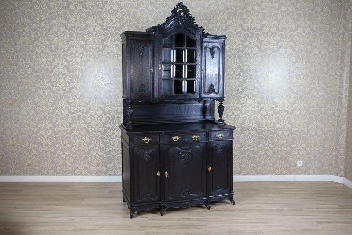Oak Cabinet in the Rococo Revival Style from the Early 20th Century

This oak cabinet, dating back to Q1 of the 20th century, is made entirely of solid oak wood. The piece consists of a base with three wings, including a central one protruding