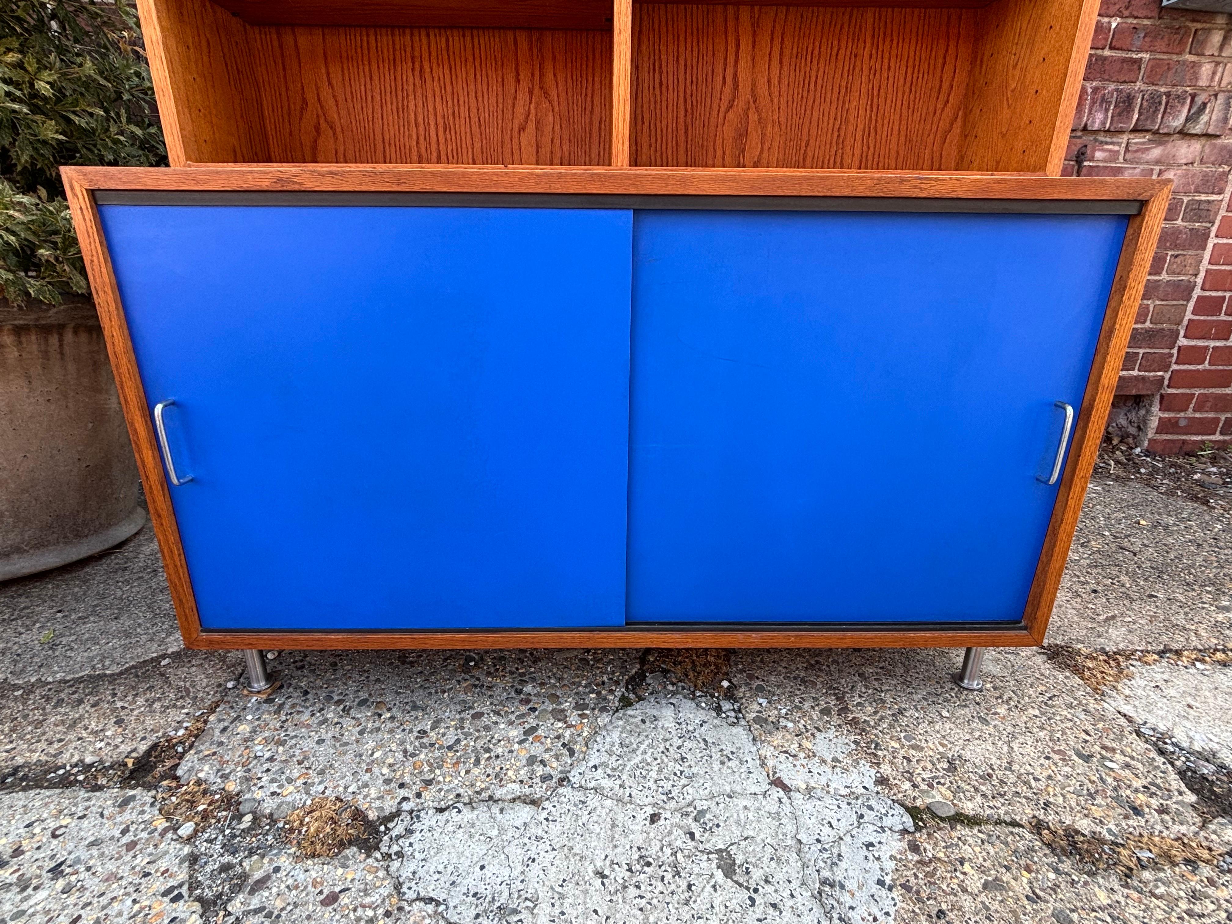 Mid-Century moderno Armadio Oak con ante scorrevoli blu e armadietti superiori mobili in vendita