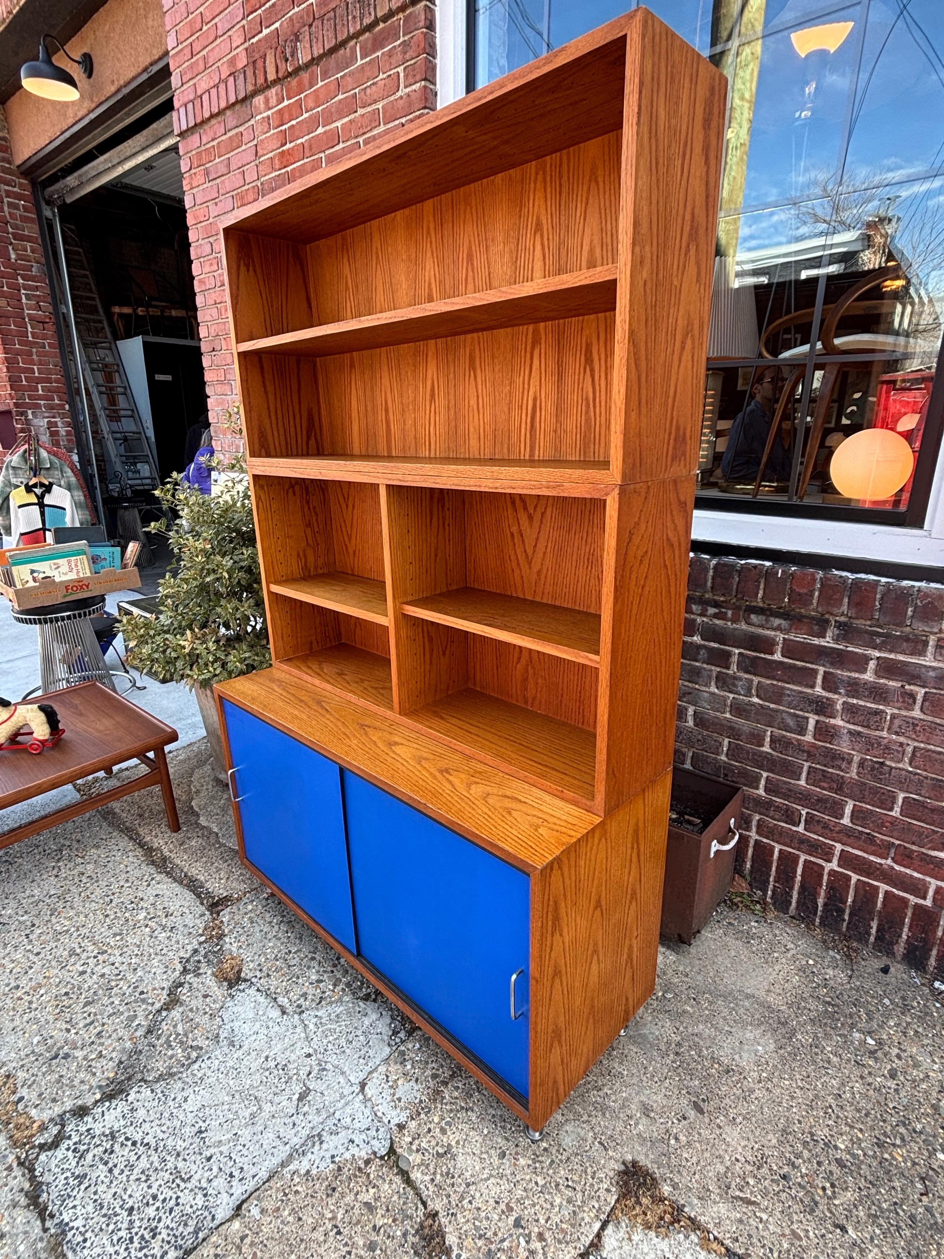 Americano Armadio Oak con ante scorrevoli blu e armadietti superiori mobili in vendita
