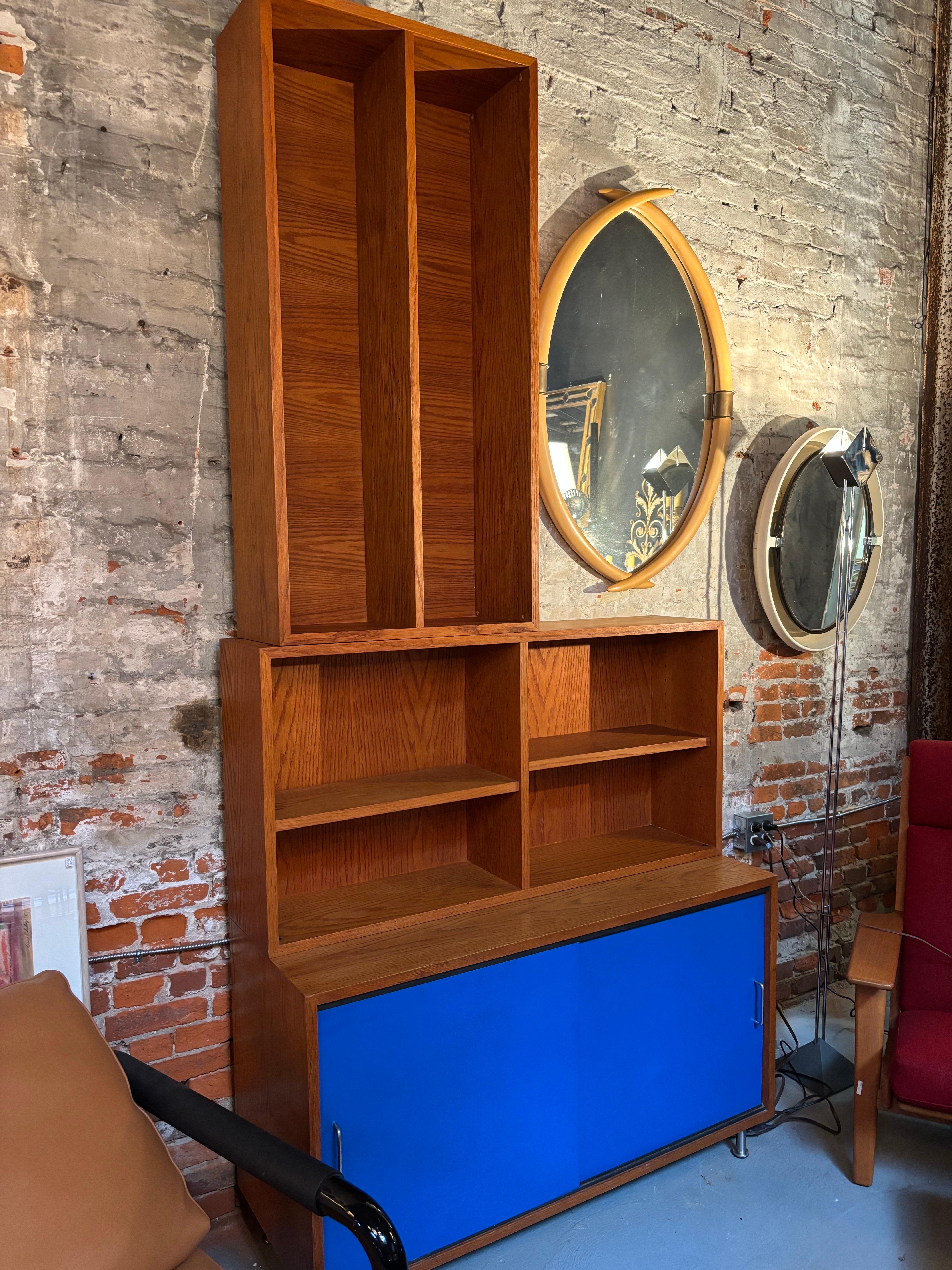 Alluminio Armadio Oak con ante scorrevoli blu e armadietti superiori mobili in vendita