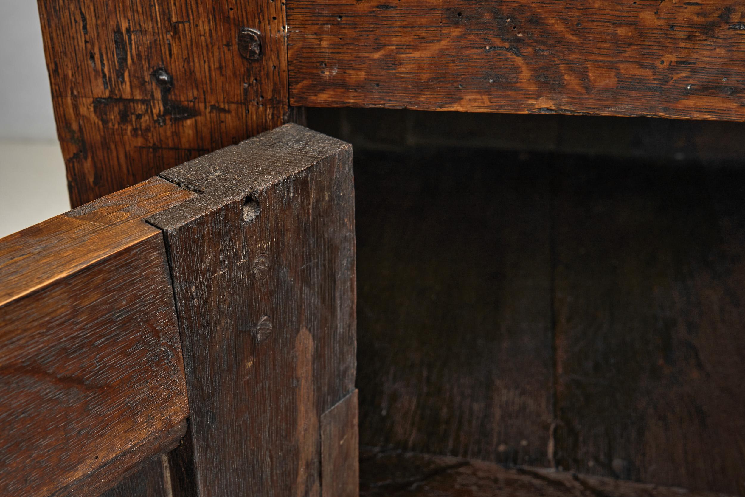 Eichenschrank mit geschnitzten Medaillons auf den Türen, Europa ca. 17. Jahrhundert im Angebot 4