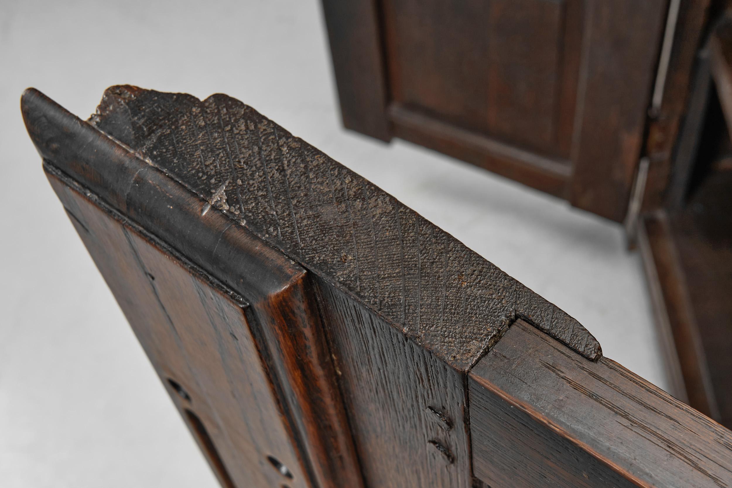 Eichenschrank mit geschnitzten Medaillons auf den Türen, Europa ca. 17. Jahrhundert im Angebot 5