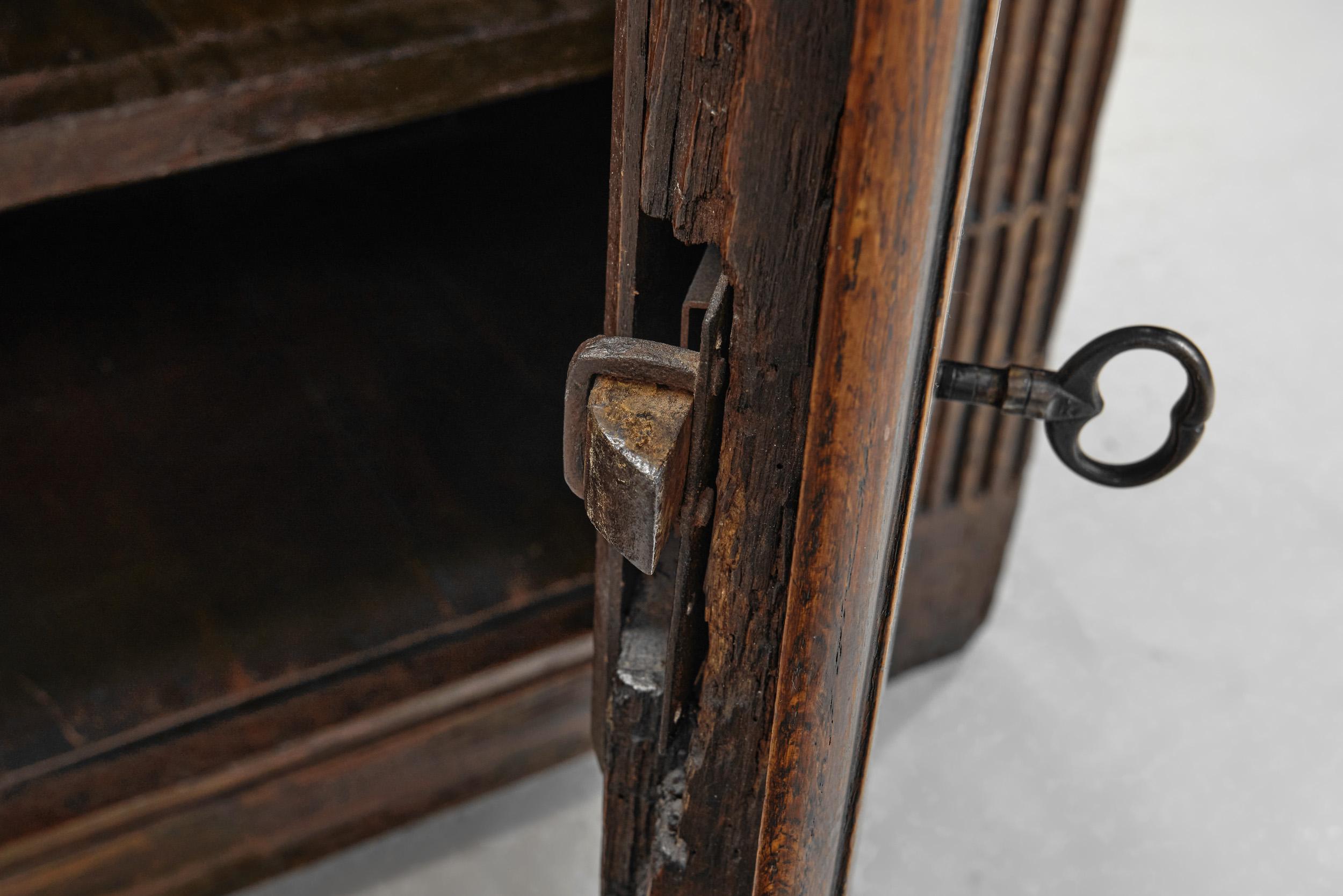 Eichenschrank mit geschnitzten Medaillons auf den Türen, Europa ca. 17. Jahrhundert im Angebot 6