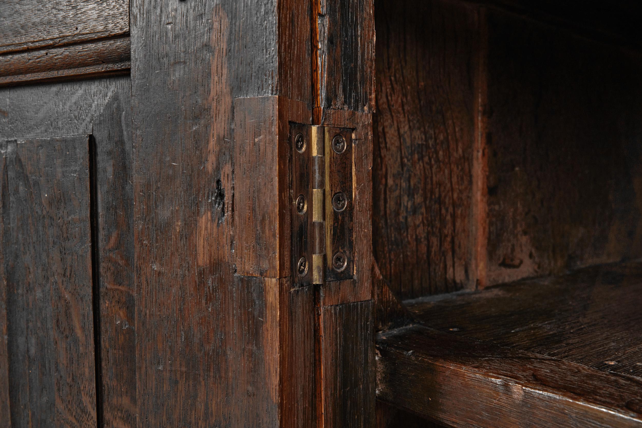 Eichenschrank mit geschnitzten Medaillons auf den Türen, Europa ca. 17. Jahrhundert im Angebot 7