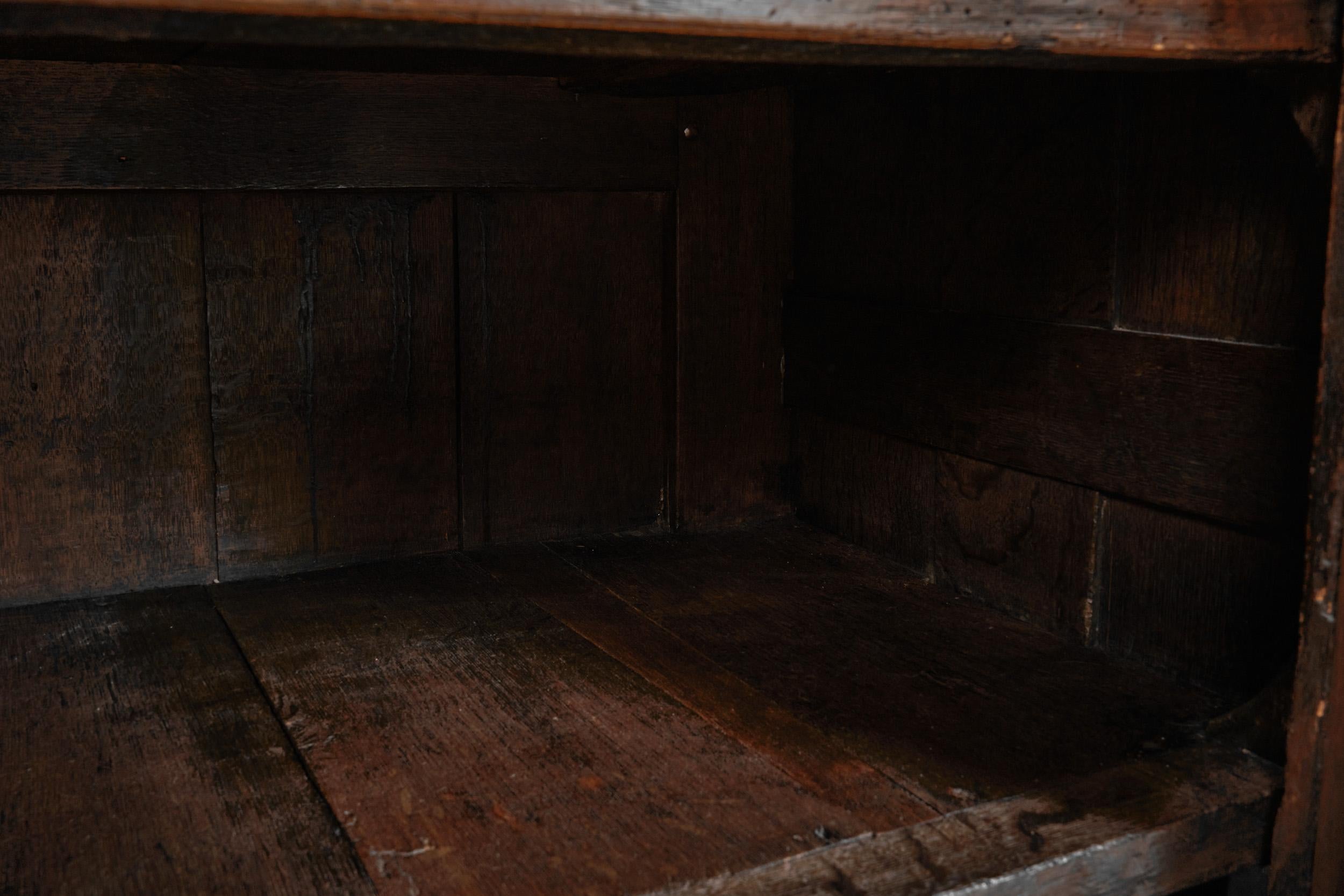 Eichenschrank mit geschnitzten Medaillons auf den Türen, Europa ca. 17. Jahrhundert im Angebot 8