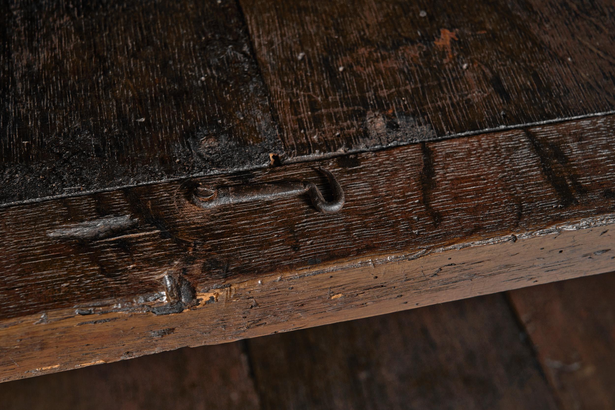 Eichenschrank mit geschnitzten Medaillons auf den Türen, Europa ca. 17. Jahrhundert im Angebot 9