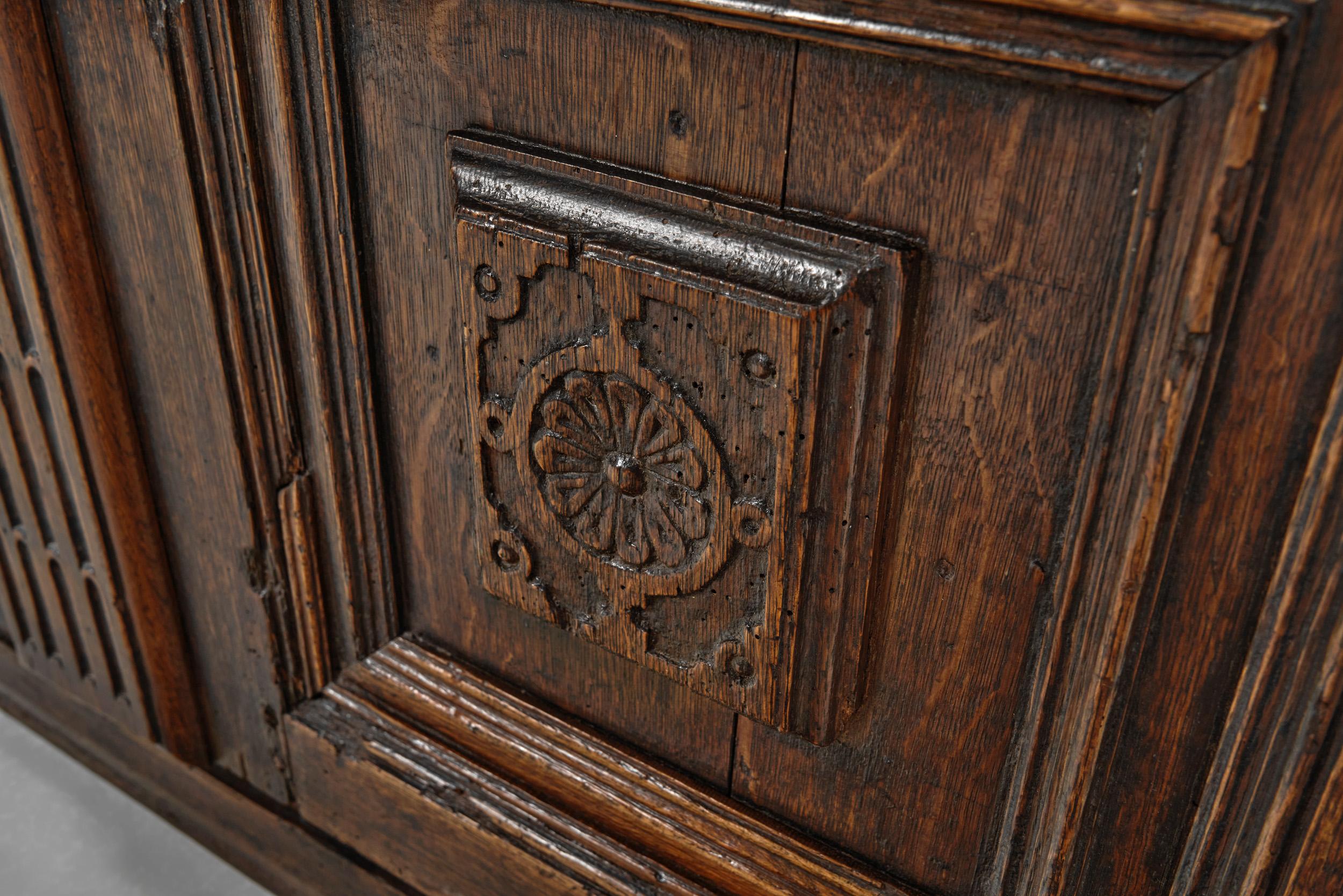 Eichenschrank mit geschnitzten Medaillons auf den Türen, Europa ca. 17. Jahrhundert im Angebot 10