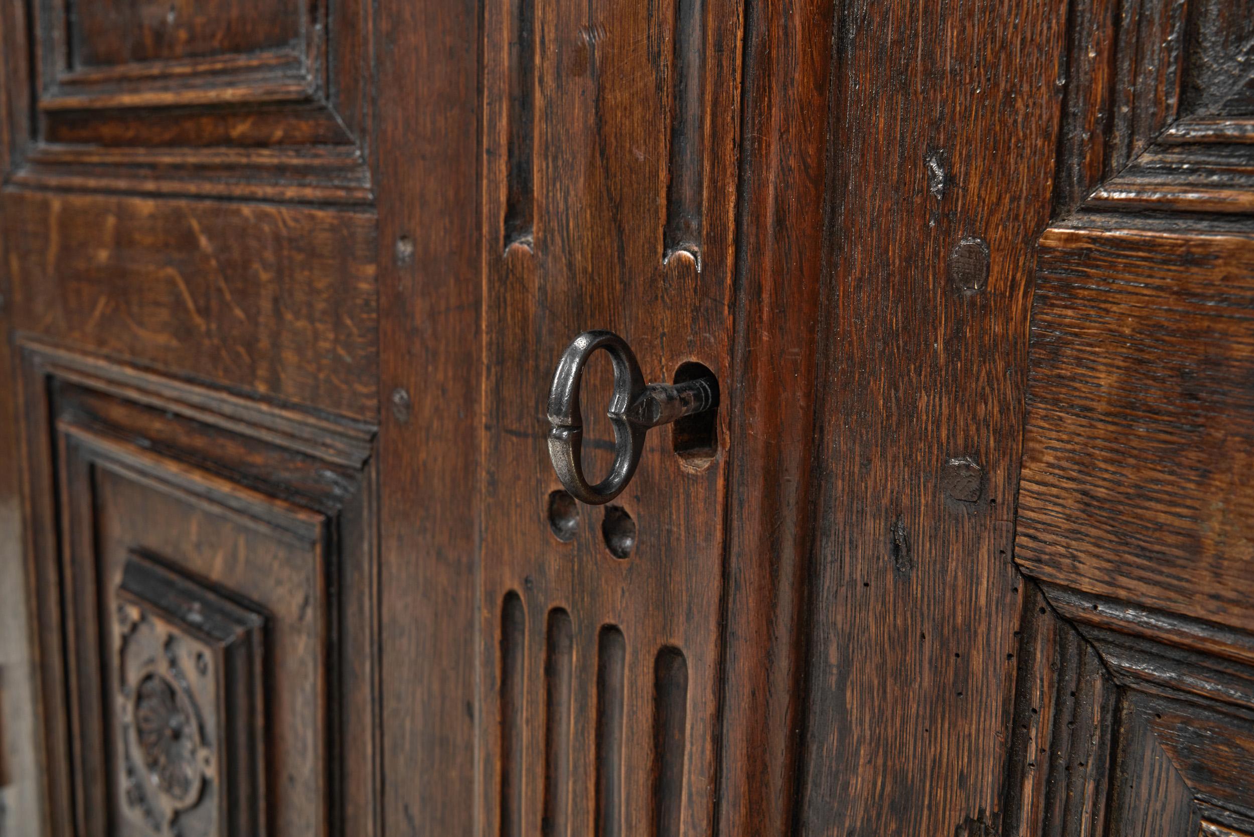 Eichenschrank mit geschnitzten Medaillons auf den Türen, Europa ca. 17. Jahrhundert im Angebot 11