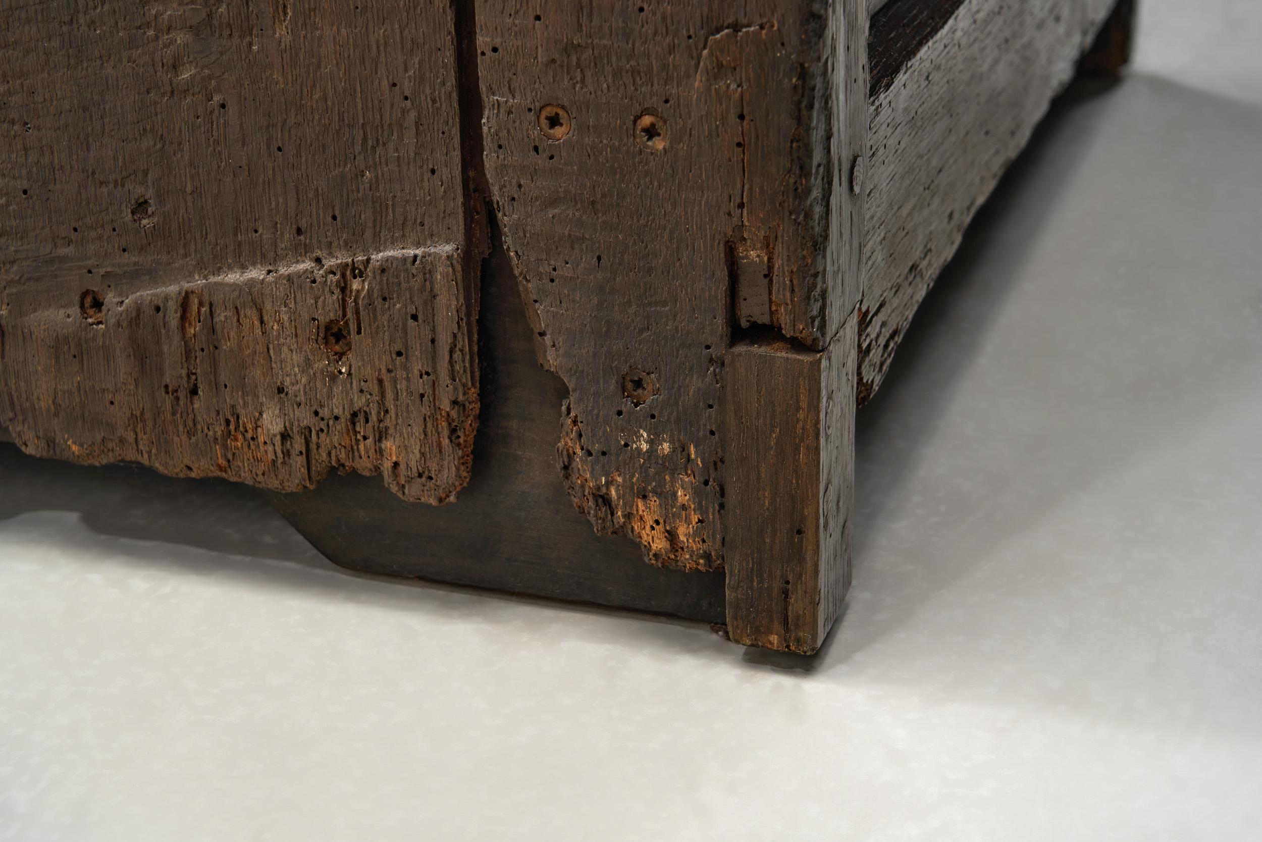 Eichenschrank mit geschnitzten Medaillons auf den Türen, Europa ca. 17. Jahrhundert im Angebot 13