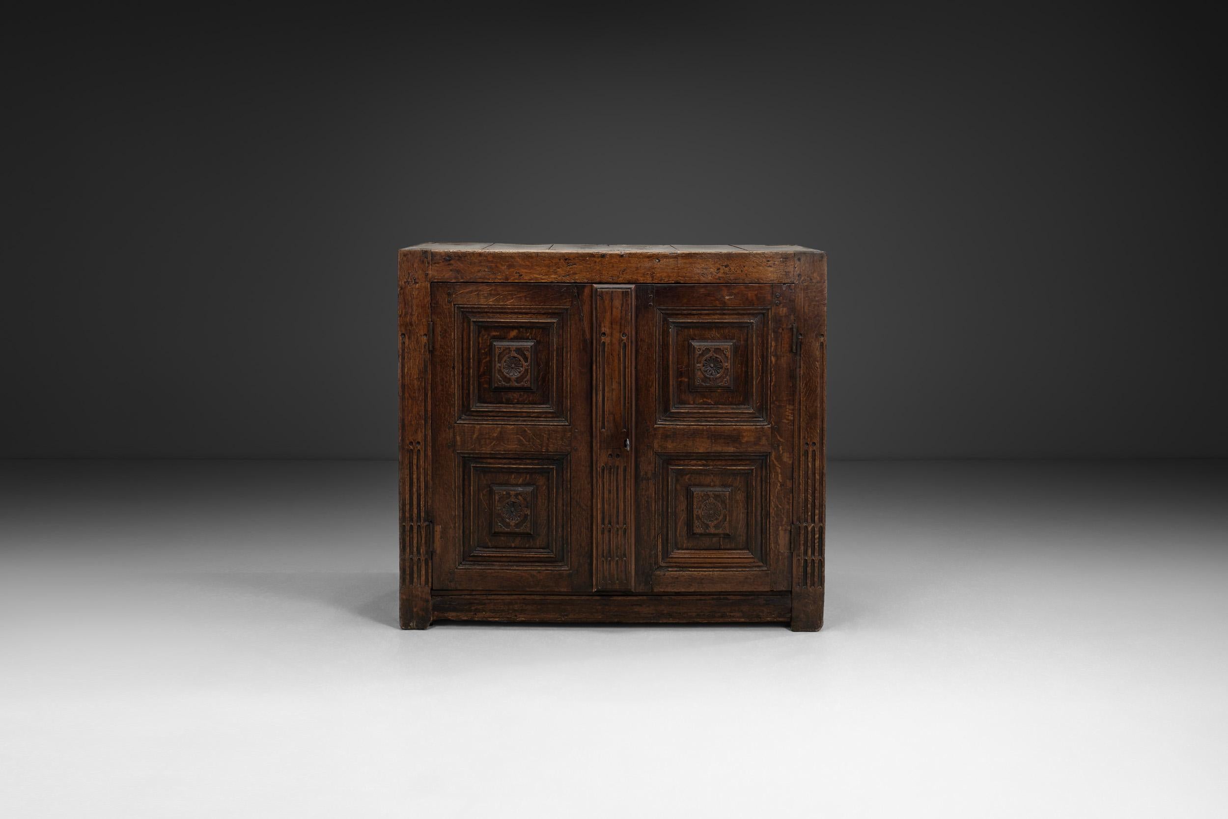 Eichenschrank mit geschnitzten Medaillons auf den Türen, Europa ca. 17. Jahrhundert (Jakobinisch) im Angebot