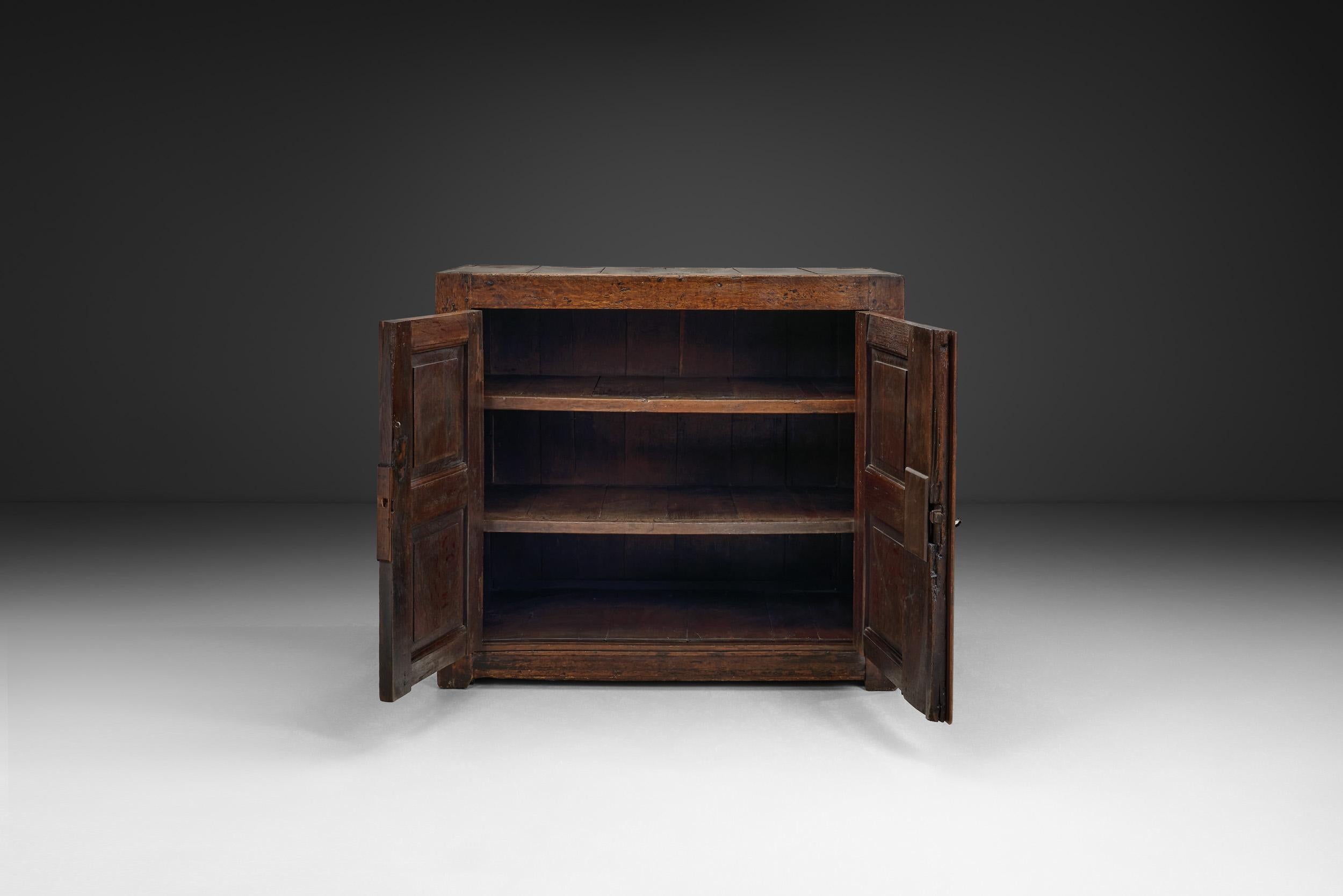 Eichenschrank mit geschnitzten Medaillons auf den Türen, Europa ca. 17. Jahrhundert im Zustand „Gut“ im Angebot in Utrecht, NL