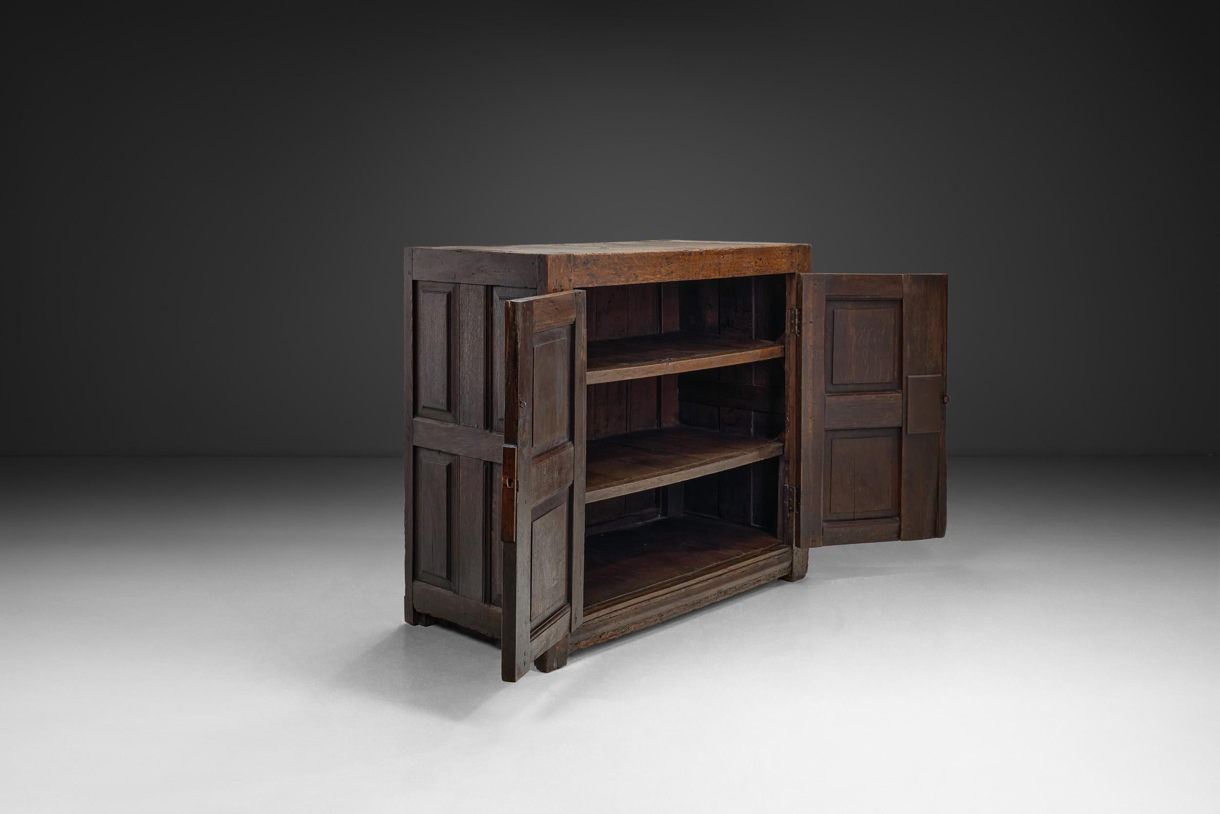 Eichenschrank mit geschnitzten Medaillons auf den Türen, Europa ca. 17. Jahrhundert (Eichenholz) im Angebot