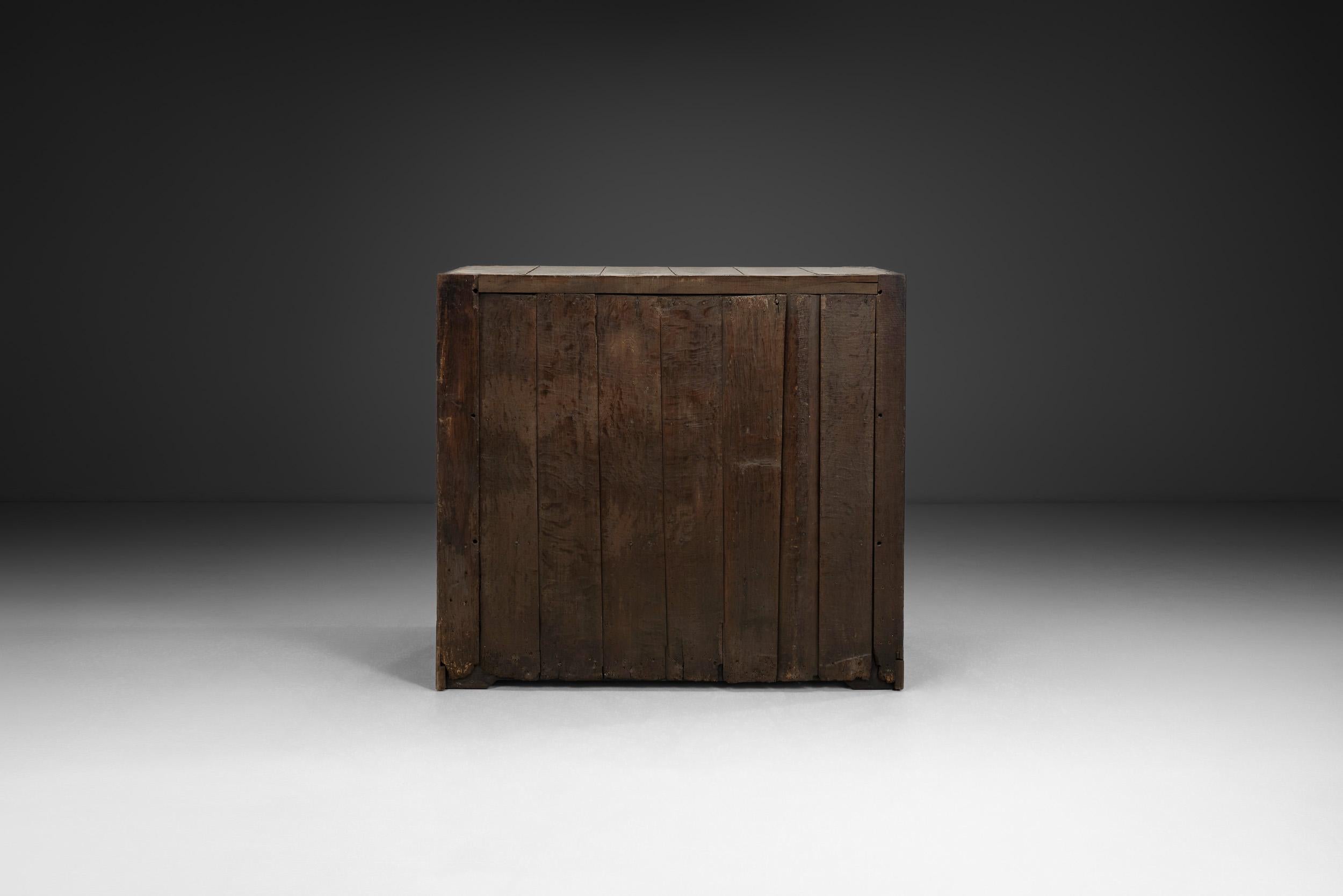 Eichenschrank mit geschnitzten Medaillons auf den Türen, Europa ca. 17. Jahrhundert im Angebot 1