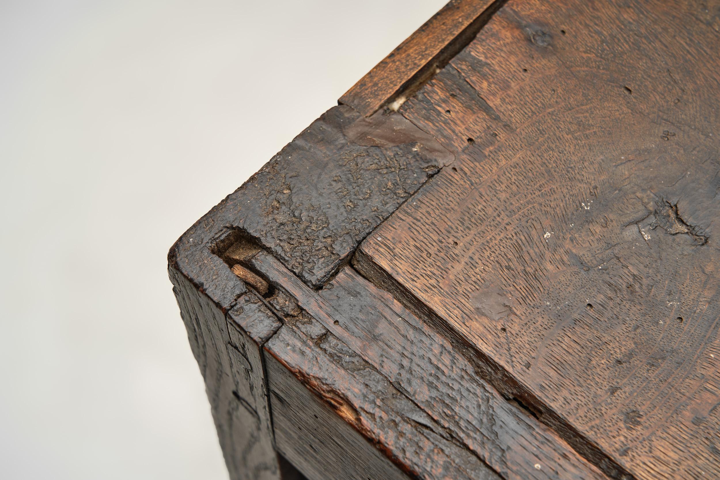 Eichenschrank mit geschnitzten Medaillons auf den Türen, Europa ca. 17. Jahrhundert im Angebot 3