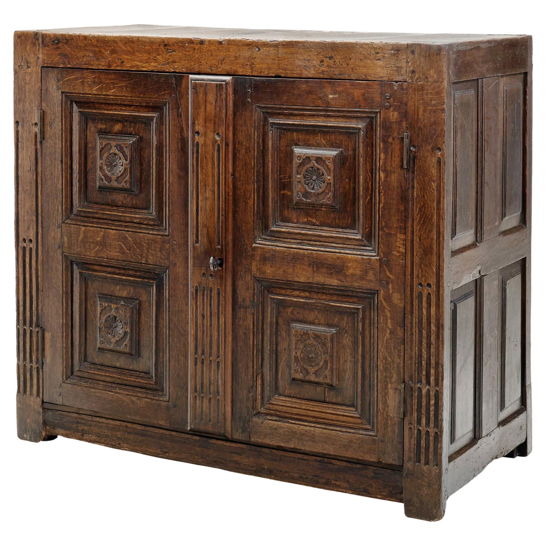 Armoire en Oak avec médaillons sculptés sur les portes, Europe vers le 17e siècle
