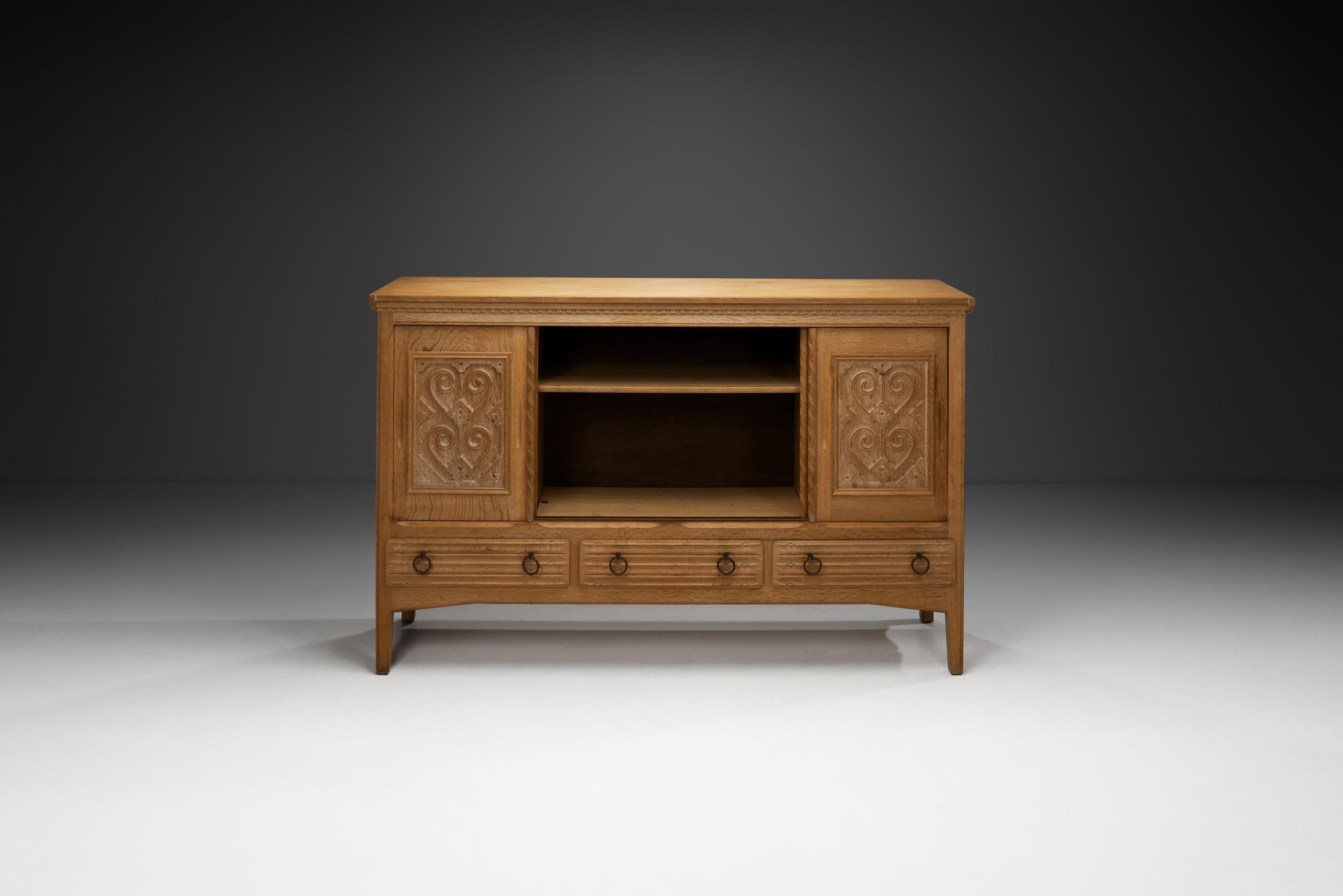 Oak Cabinet with Carved Motifs by Henning Kjærnulf, Denmark Mid 20th Century In Good Condition For Sale In Utrecht, NL