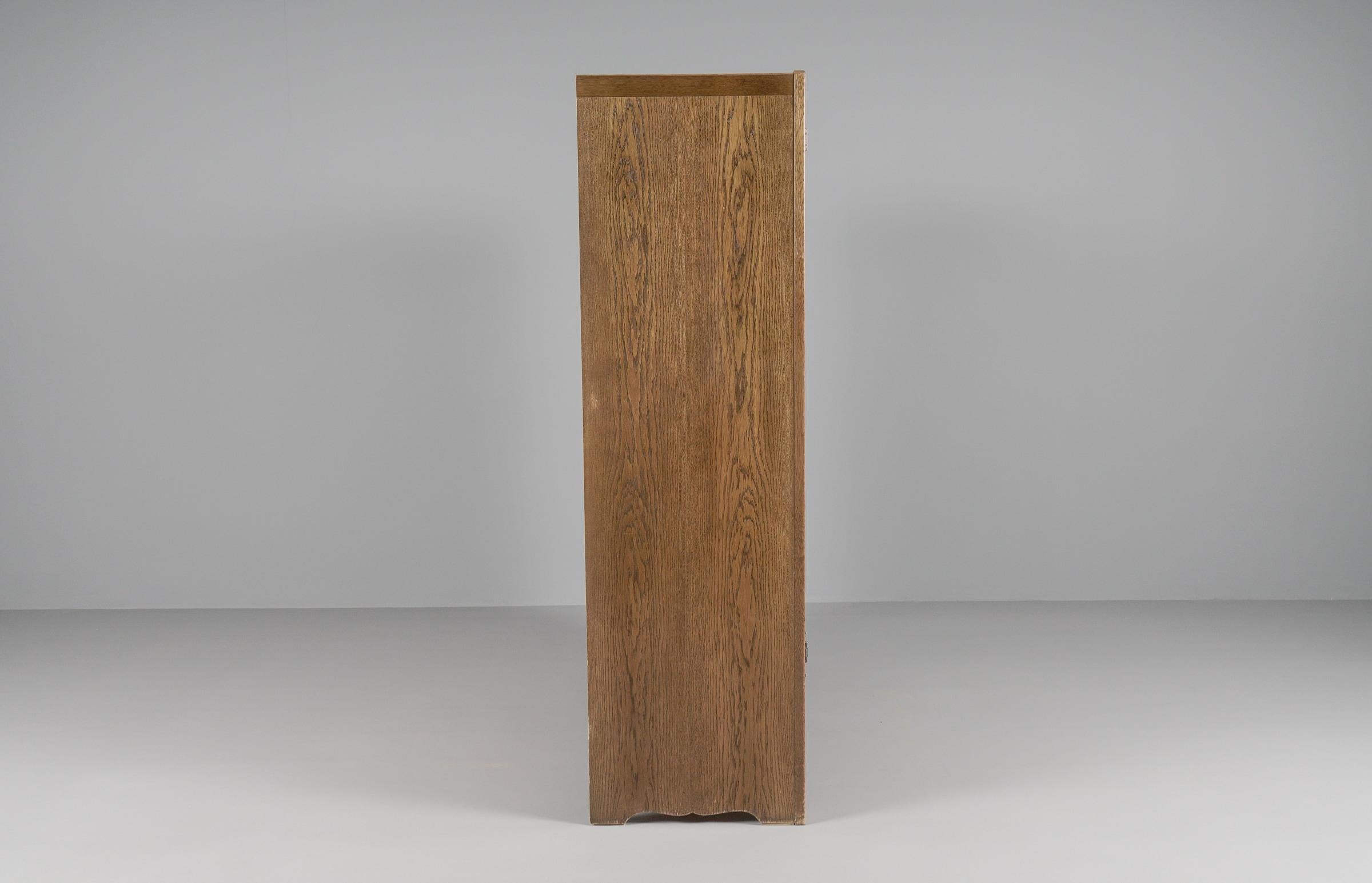 Armario de roble con frente tallado a mano con cajones de horóscopo, Alemania, años 60 en venta 2