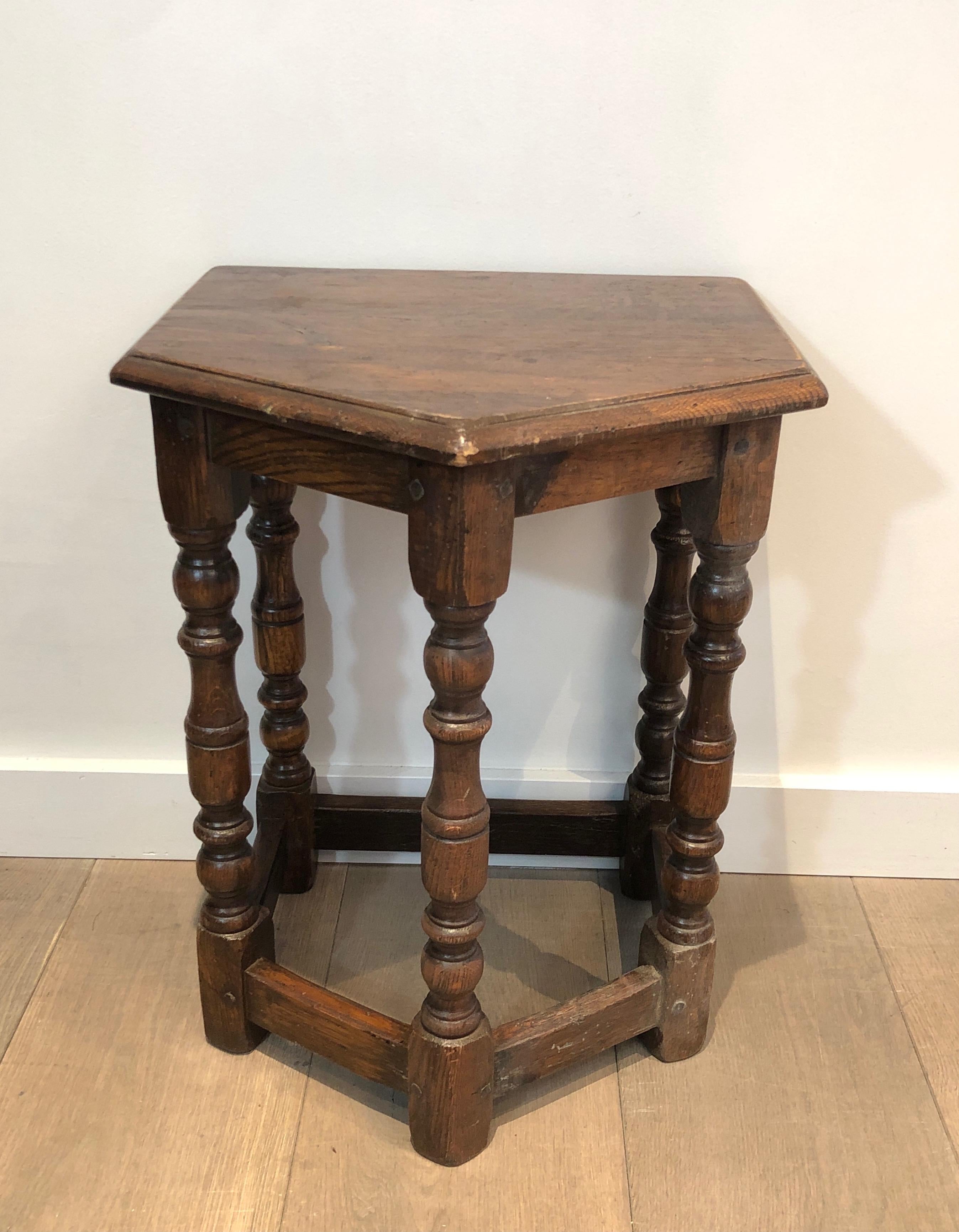 This cantor's stool is made of oak. This is a French work, circa 17th century.