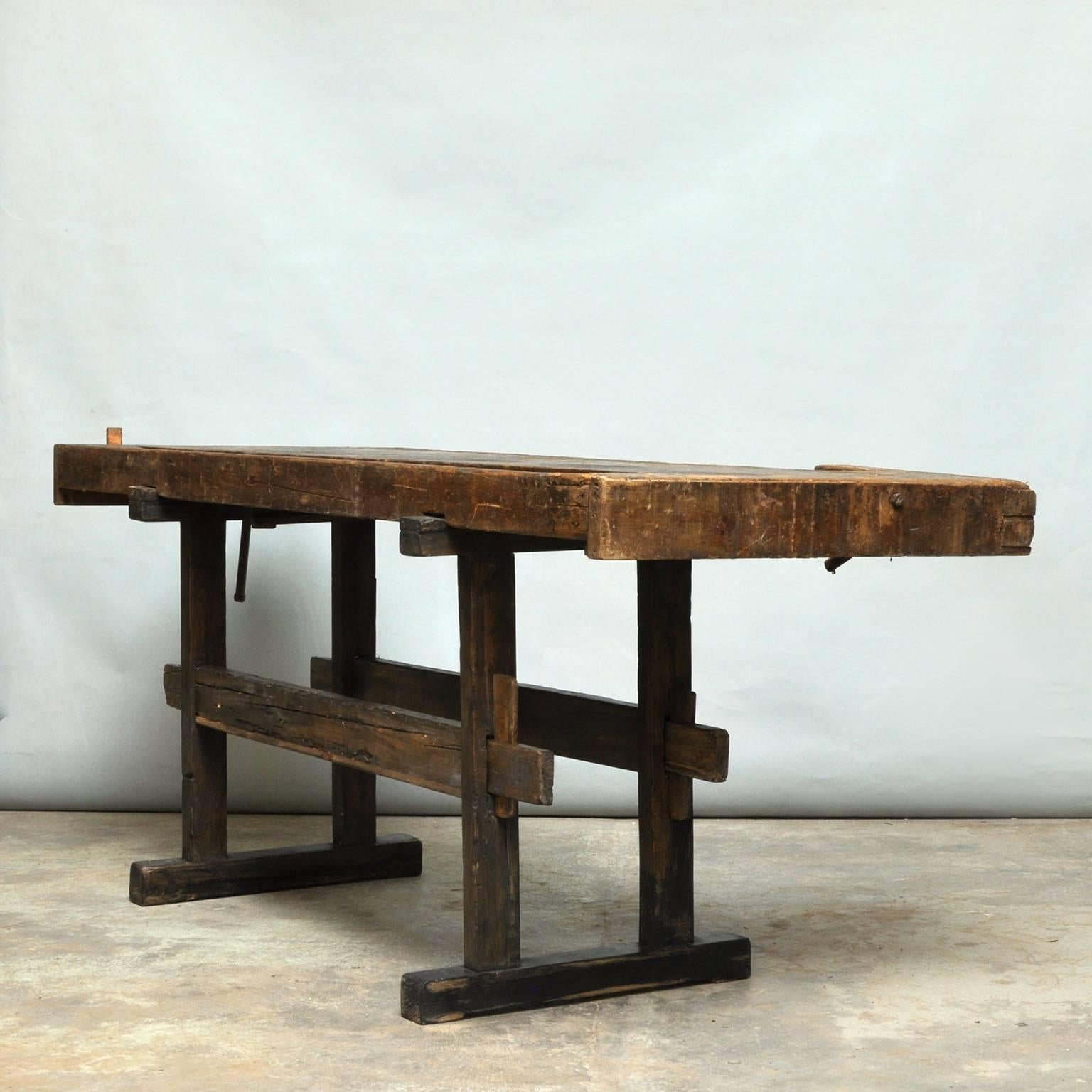 Antique oak workbench, circa 1900. Beautiful patina after years of intensive use. With two bench screws.
The workbench has been restored and waxed.
