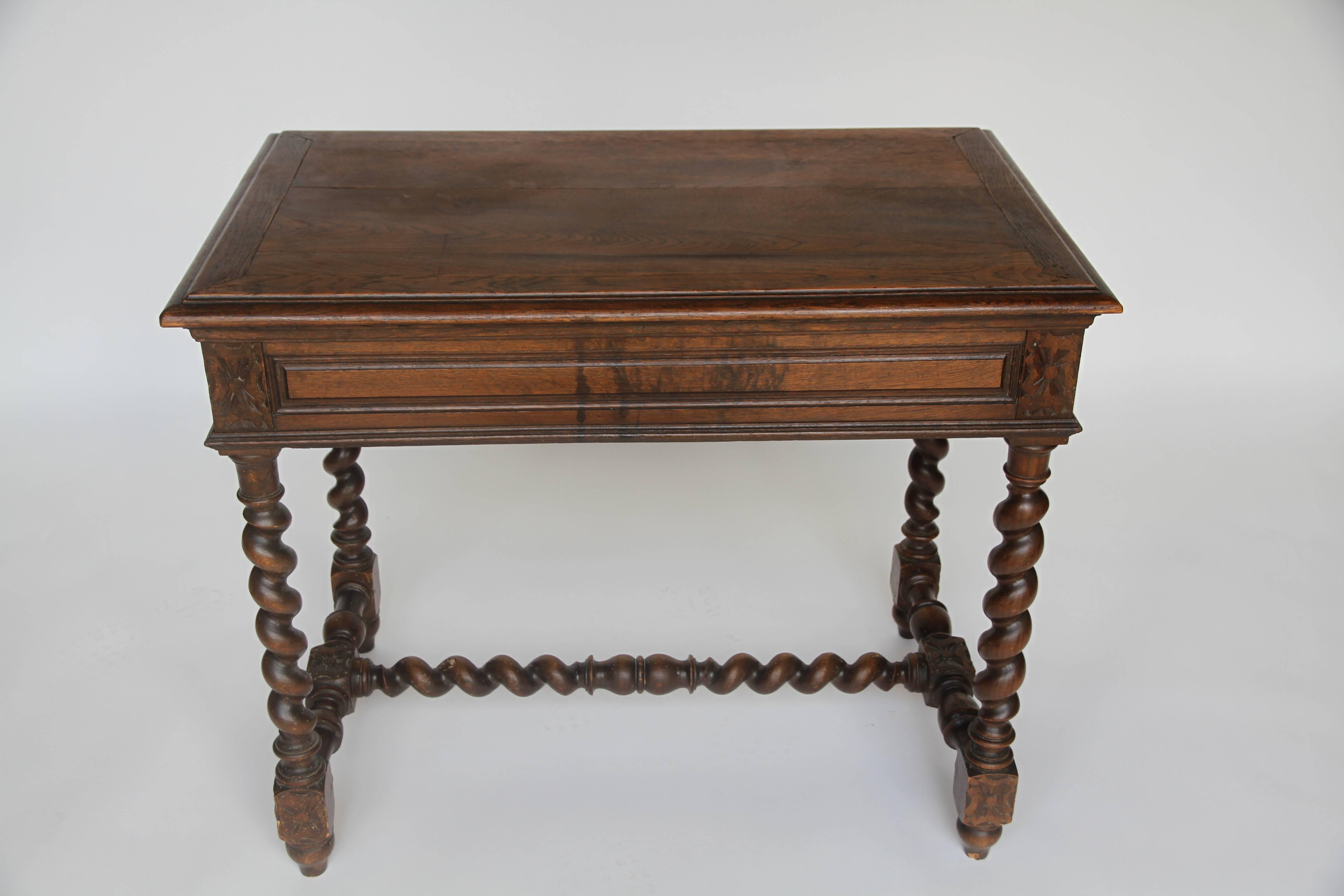 A beautiful oak carved twist leg table with one drawer, circa late 1800s. This table could be used as a small desk, entry piece or end table.
The carving and twist leg of the piece add great texture as well as visual beauty. A great accent piece.