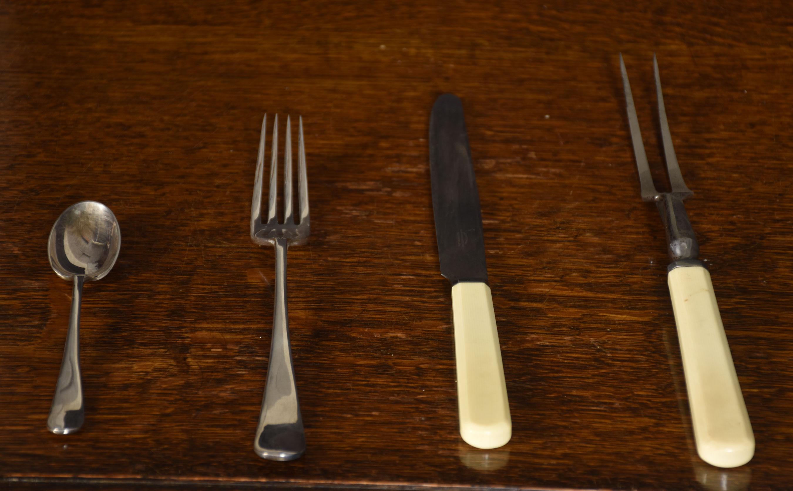Oak Cased Canteen of Cutlery 4