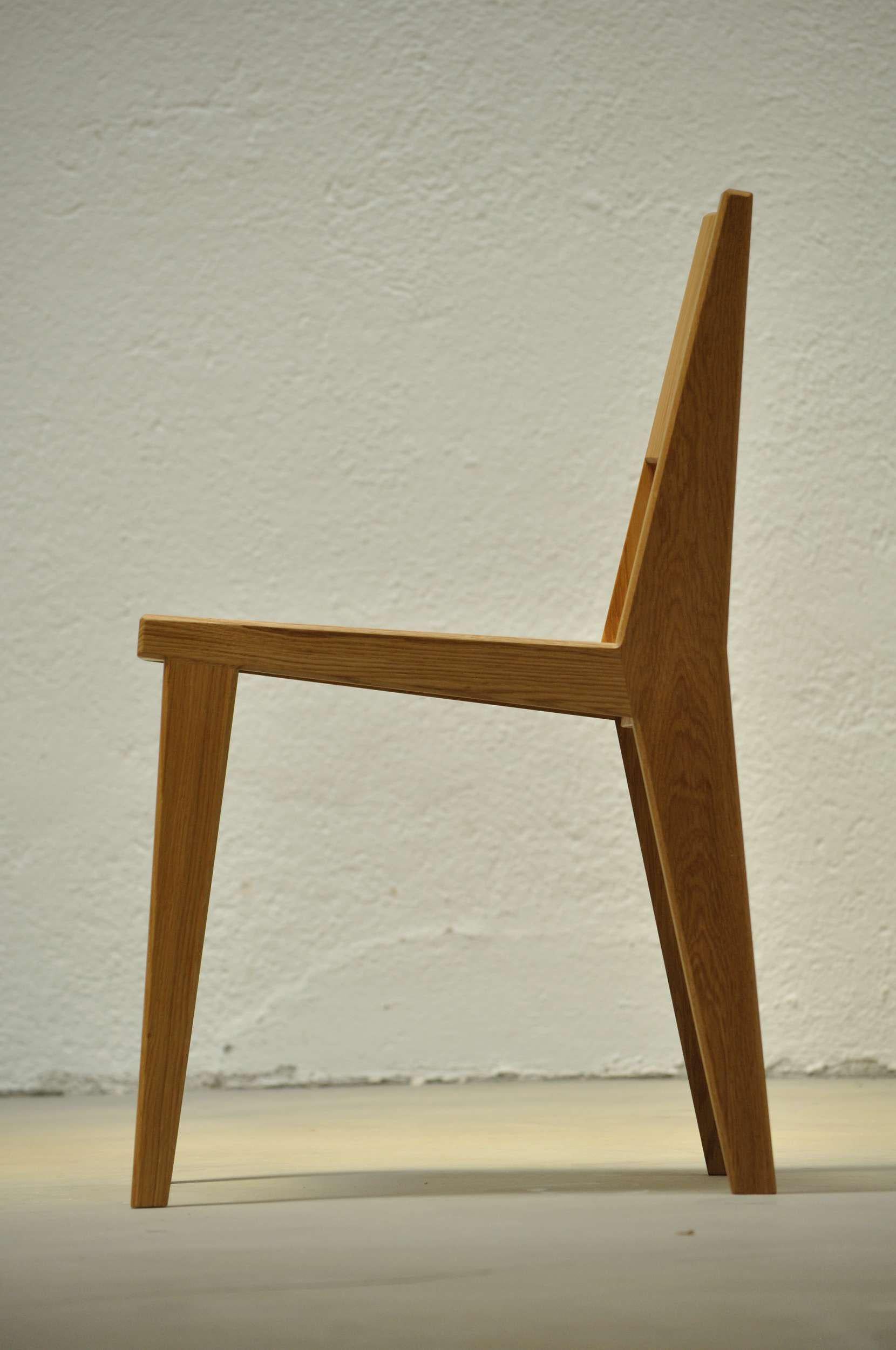 Der Stuhl #1 fügt sich nahtlos in jeden Raum ein und bietet gleichzeitig Komfort und zeitlosen Stil. Dieser mit Sorgfalt handgefertigte Stuhl zeigt die natürliche Schönheit des Eichenholzes, wie auf den Fotos zu sehen ist. Sollten Sie jedoch eine