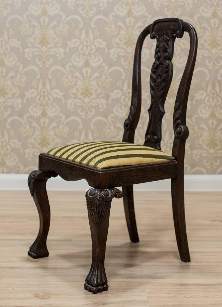 A chair in the Anglo-Dutch type, with a wooden backrest and an upholstered seat.
The frame of the backrest is slightly profiled, with a semicircular end.
Moreover, it is decorated in the middle section with semi-plastic ornamentations. The rear