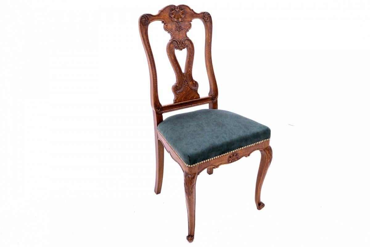 La chaise en chêne massif a été retapissée dans un nouveau tissu vert foncé et finie avec des clous de tapisserie décoratifs en cuivre.

Dimensions : hauteur 102cm ; largeur 48cm ; profondeur 51cm ; hauteur du siège 48cm.