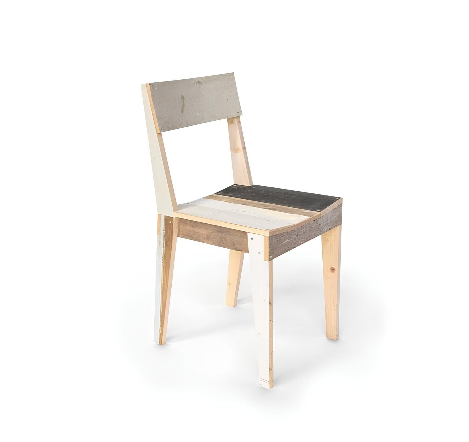 Piet Hein Eek è un designer olandese noto per il suo approccio sostenibile e non convenzionale all'arredamento e all'architettura. Nato nel 1967 nei Paesi Bassi, si è fatto conoscere all'inizio degli anni '90 con i suoi iconici mobili 