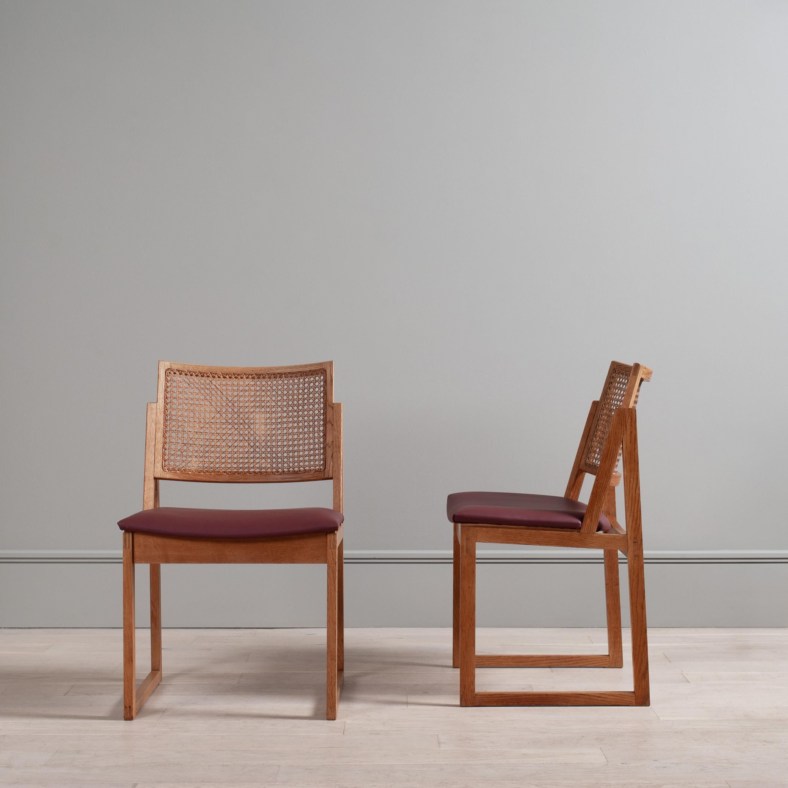 Una coppia molto rara di sedie Kai Lyngfeldt Larsen 526 in Oak con schienale in canna. Si tratta di una versione del modello 526 che di solito aveva uno schienale solido. Meraviglioso design modernista angolare. Prodotto nel 1962 circa da Soborg