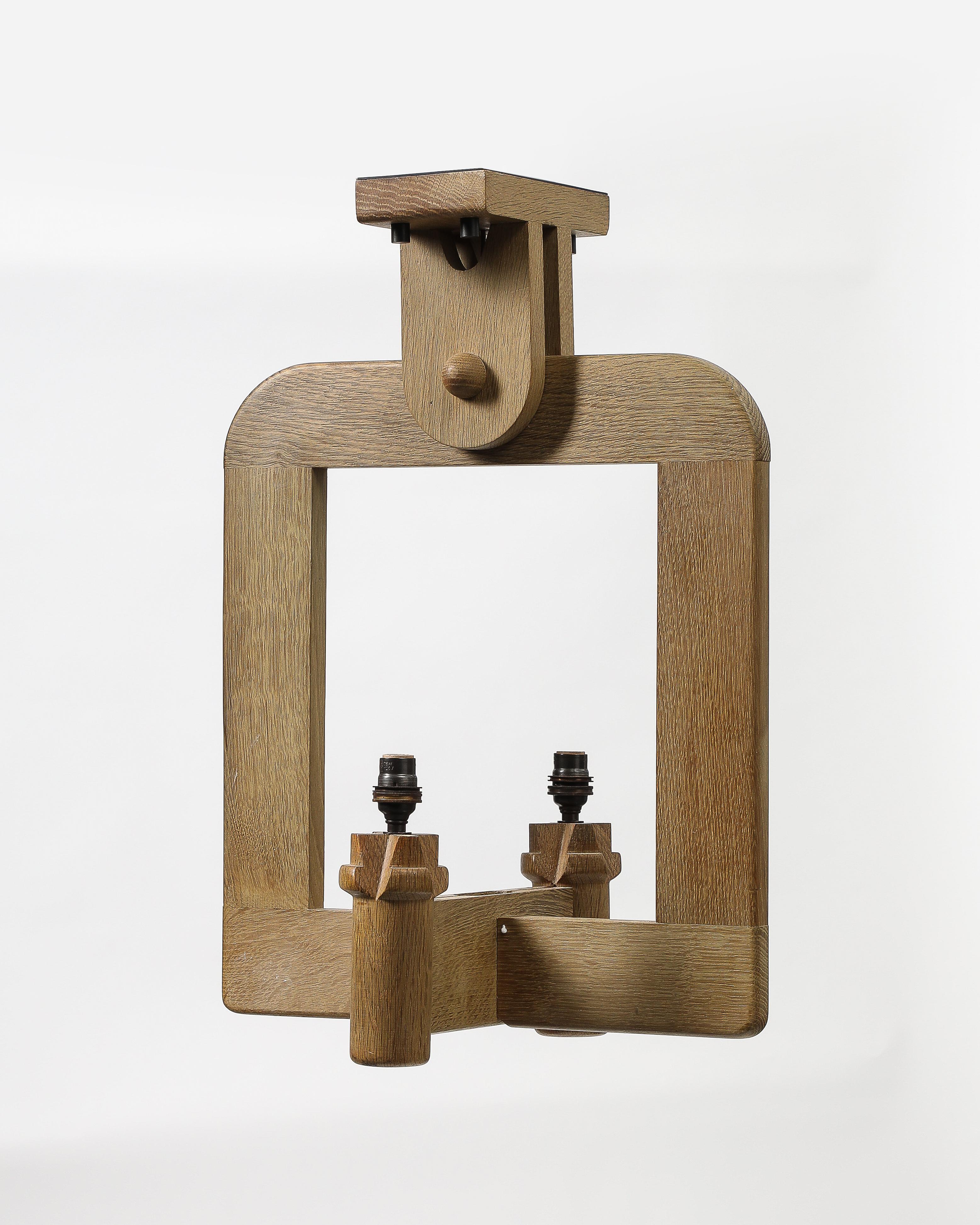 Precio individual; dos disponibles en distintos tonos de madera.

Araña de madera única de Guillerme y Chambron.